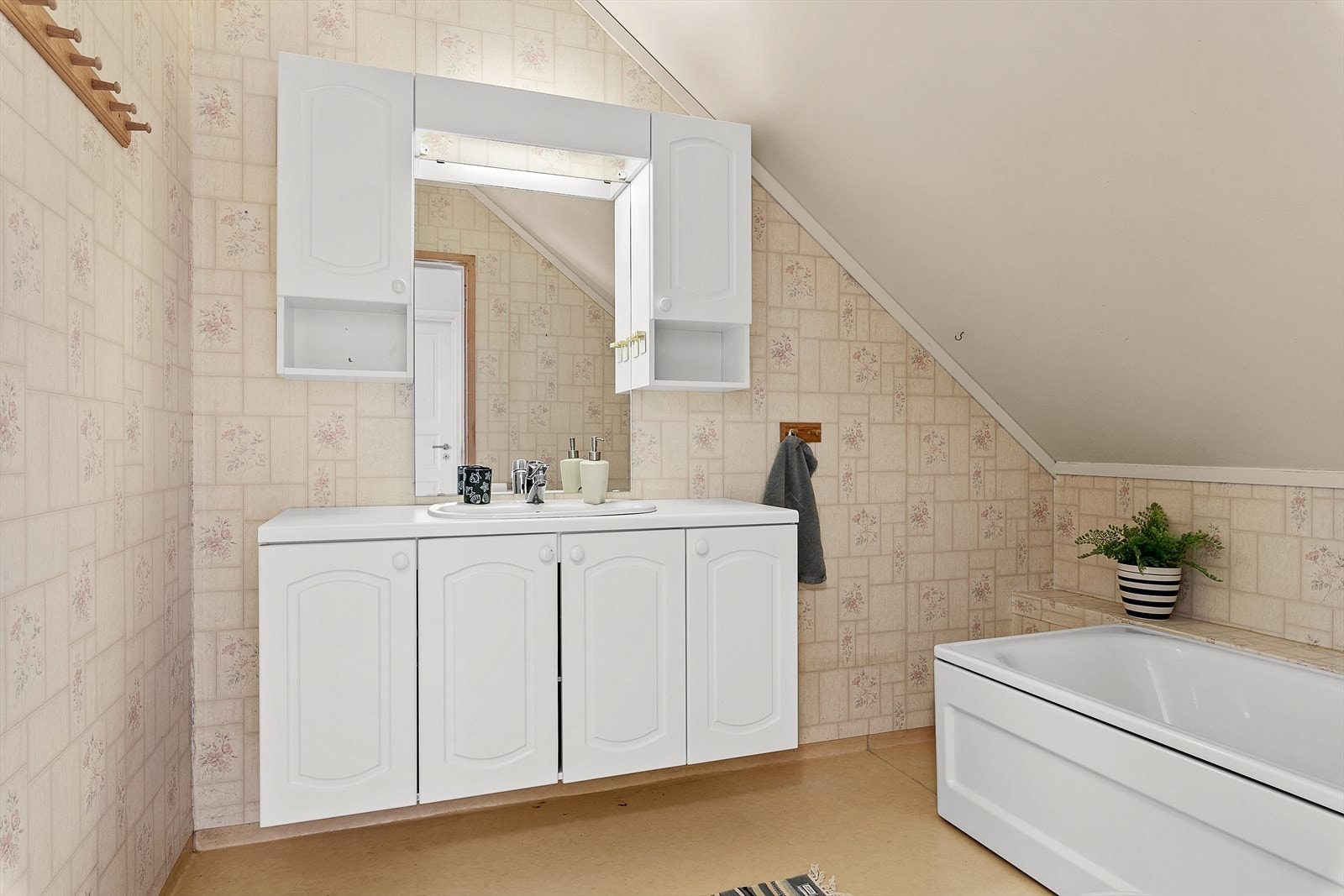 Badet i 2. etg. har belegg på gulv og våtromstapet på vegger. Rommet inneholder servant med skapinnredning, badekar og wc. Galleribilde