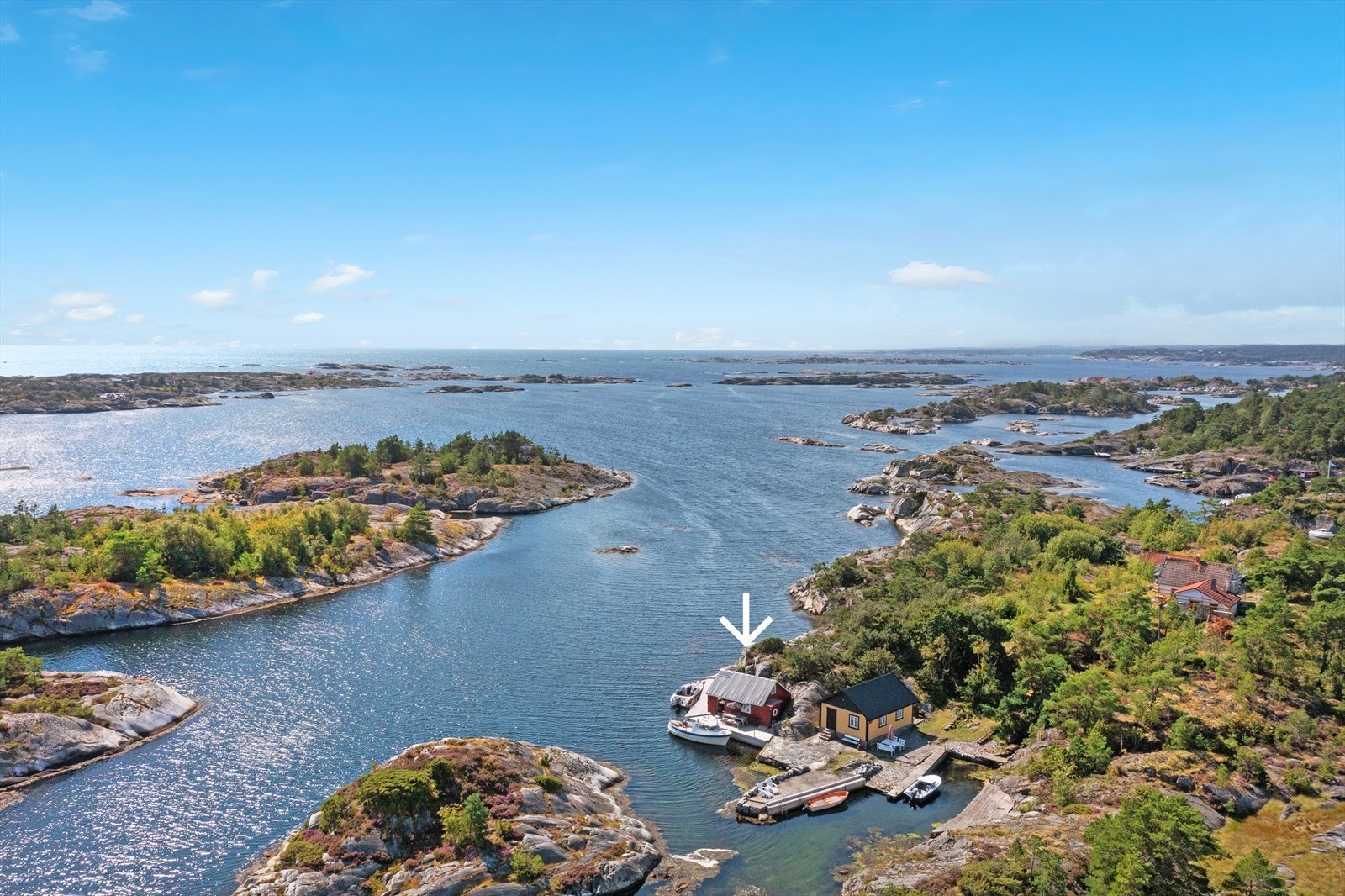Sjønær enebolig på stor og solrik tomt med tilhørende båtnaust og brygge. Galleribilde
