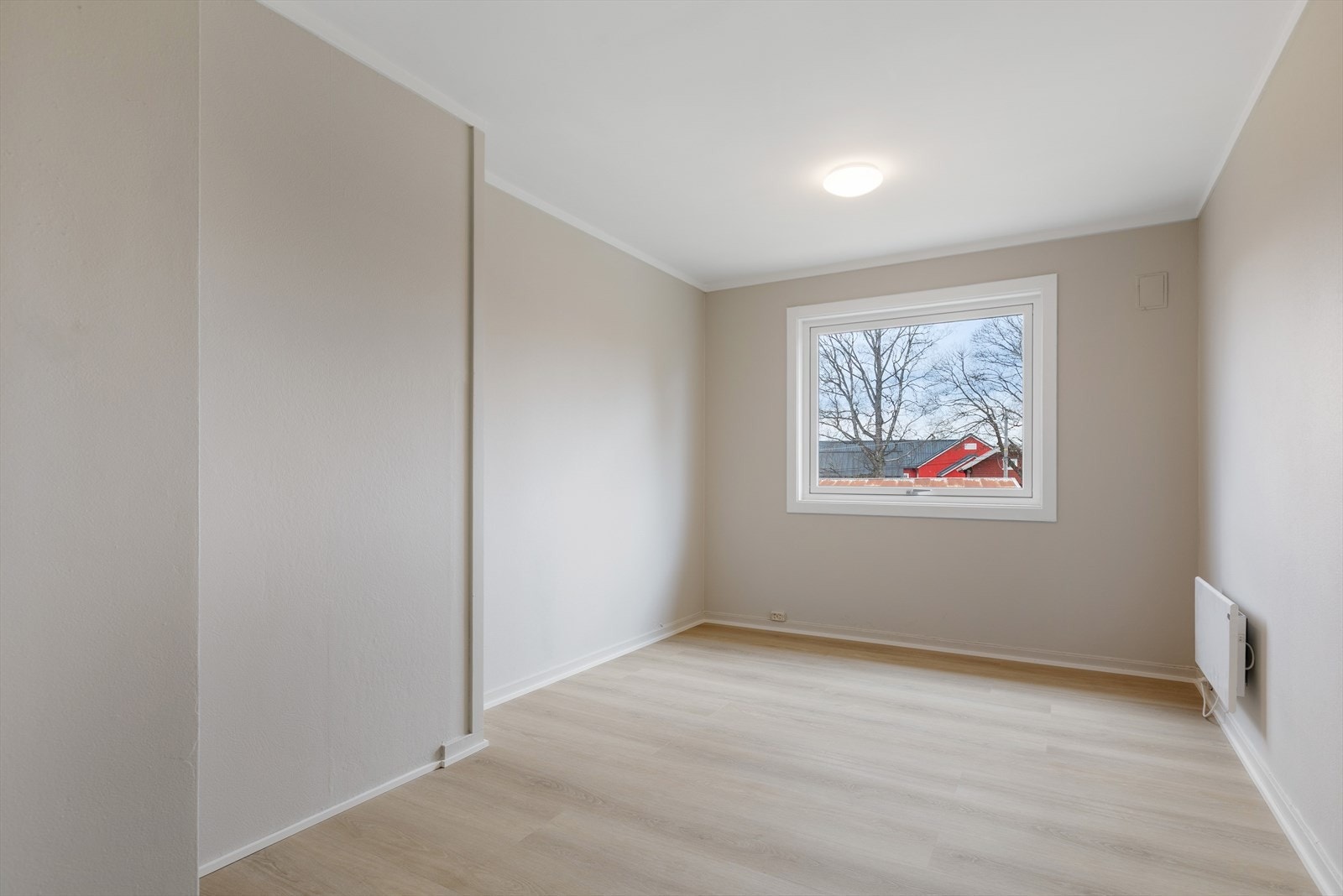 Soverom 2 har nymalte overflater og nytt laminatgulv. Galleribilde