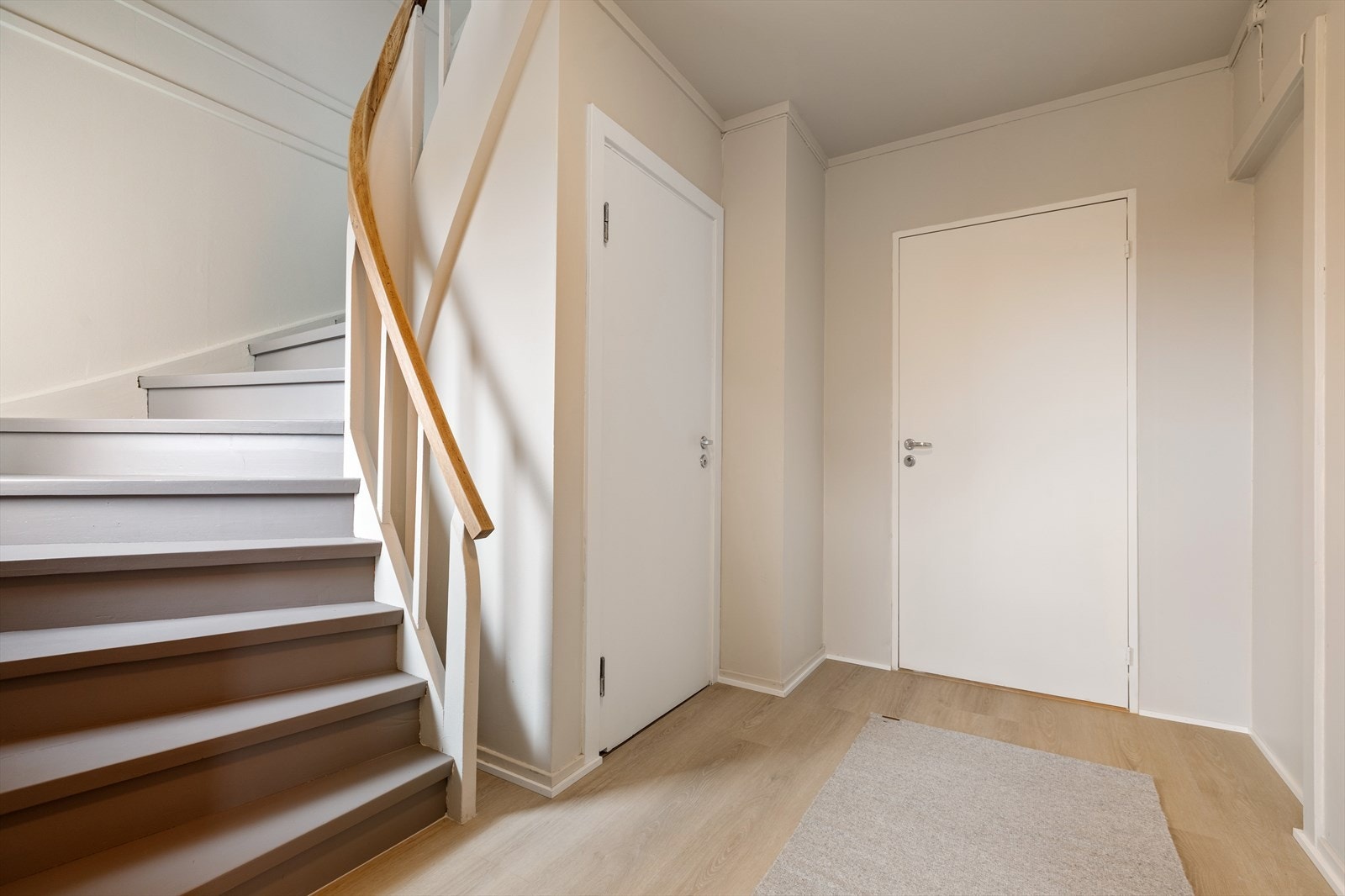Romslig trappegang som deler etasjene fra hverandre. Galleribilde