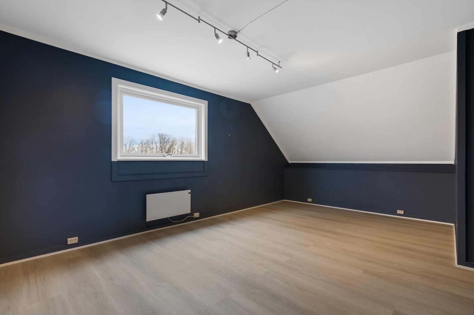 Hovedsoverommet i 2. etasje har nymalte overflater og nytt laminatgulv. Galleribilde