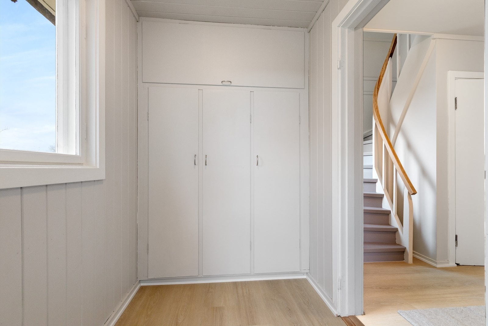 Nymalt entrè med innebygde skap. Godt med plass til å ønske gjester velkommen. Galleribilde