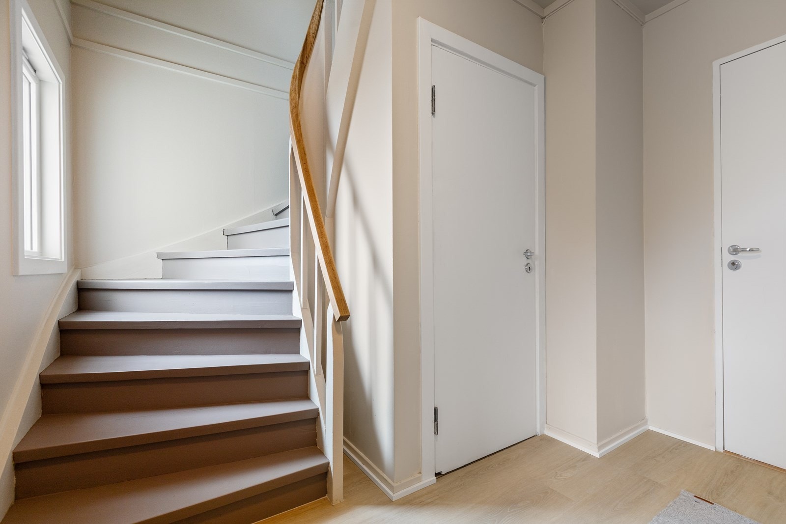 Åpen og nymalt trapp/trappegang gir et lyst og inviterende inntrykk. Galleribilde