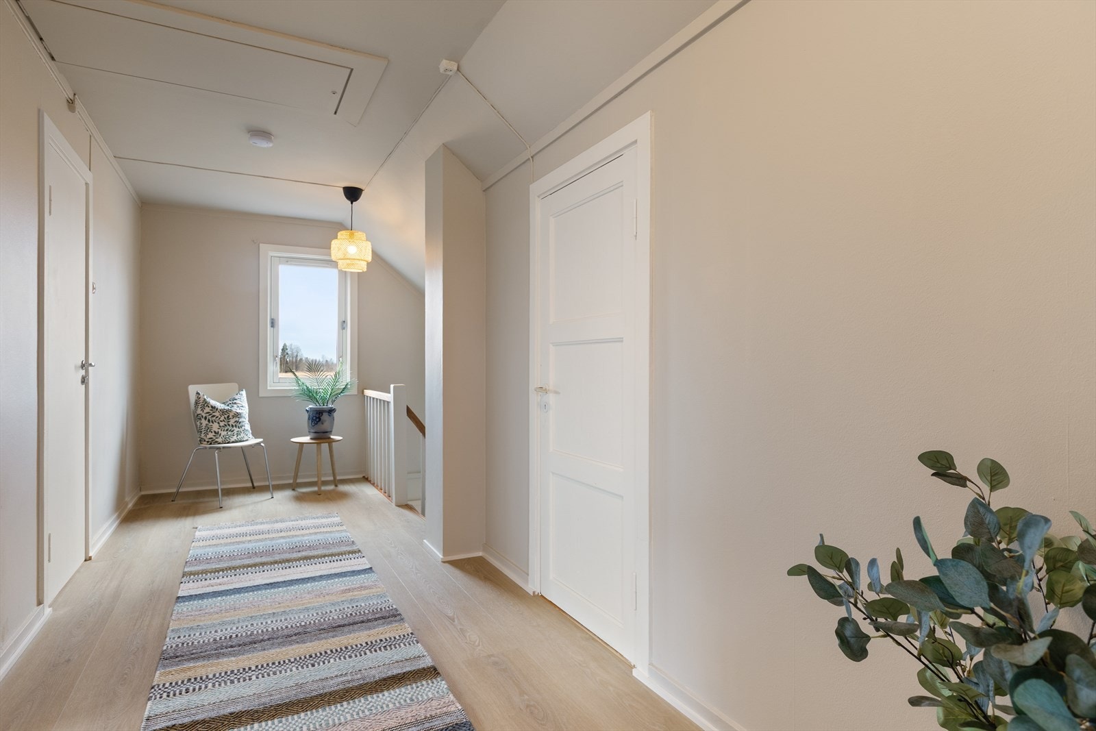 Nymalt trappegang med nytt laminatgulv, knytter soverommene sammen. Døren til høyre i bildet er en stor innvendig bod. Galleribilde