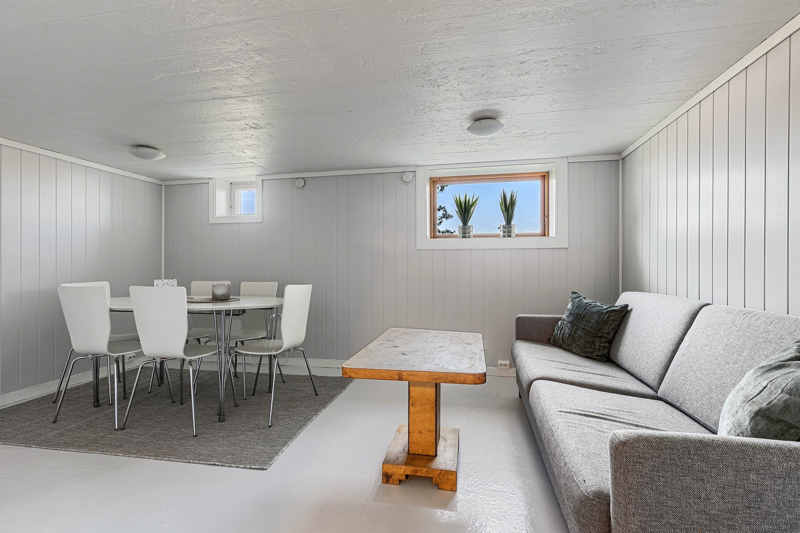 Plass til spisebord og sofagruppe gir en praktisk kjellerstue. Galleribilde