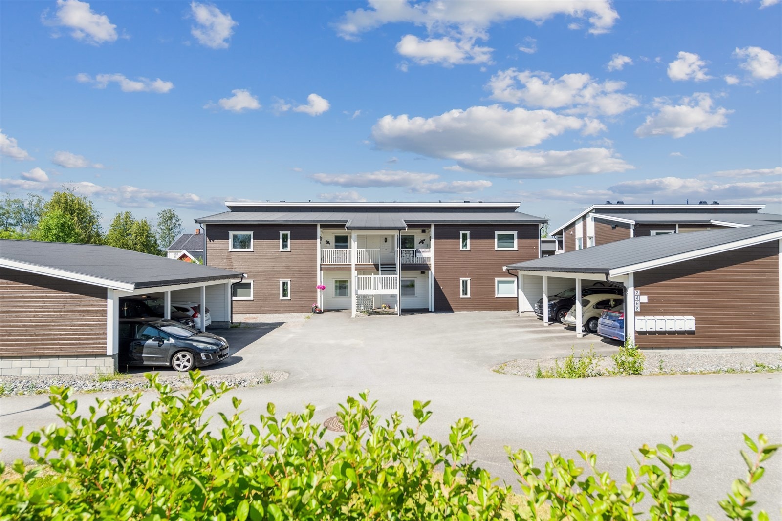Eplehagen Borettslag 2 med boligblokk og carport-anlegg. Galleribilde