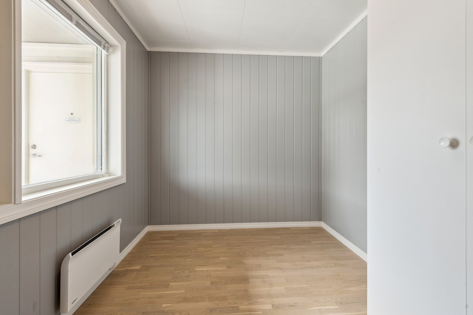 Soverom 2 med garderobeskap og panelovn som oppvarming. Galleribilde