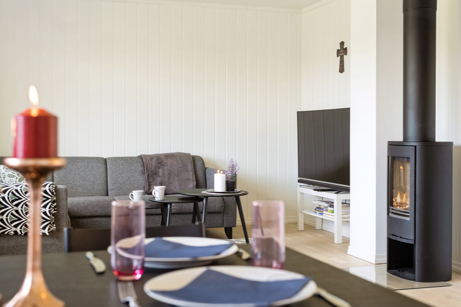 Koselig stue hvor man kan kose seg med et godt måltid, slappe av i sofaen og nyte den gode varmen fra peisovnen. Galleribilde