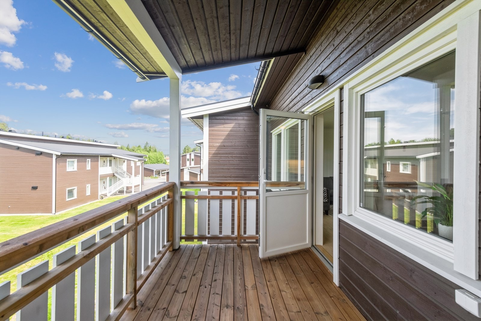 Fra kjøkken/stue er det utgang til overbygd veranda. Galleribilde