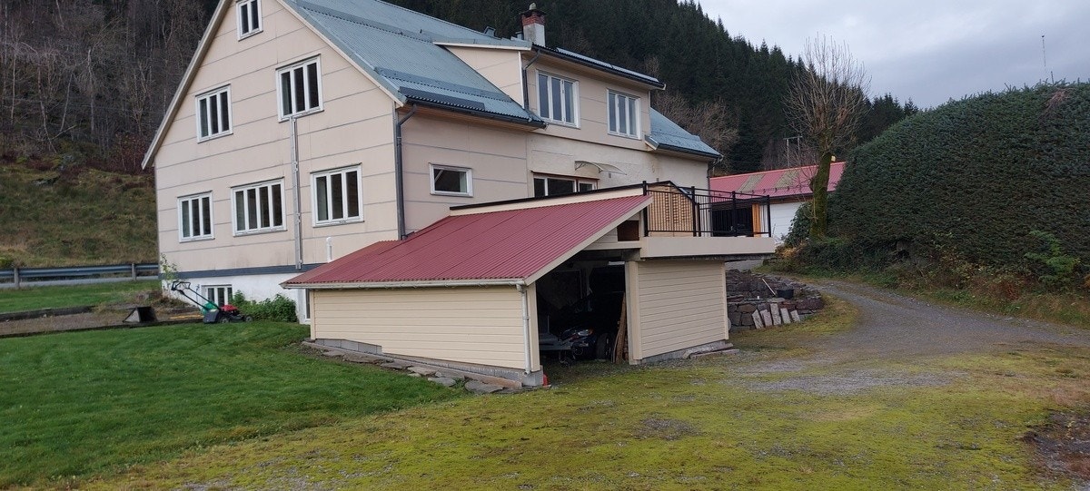 Fasade/carport mot søraust Galleribilde