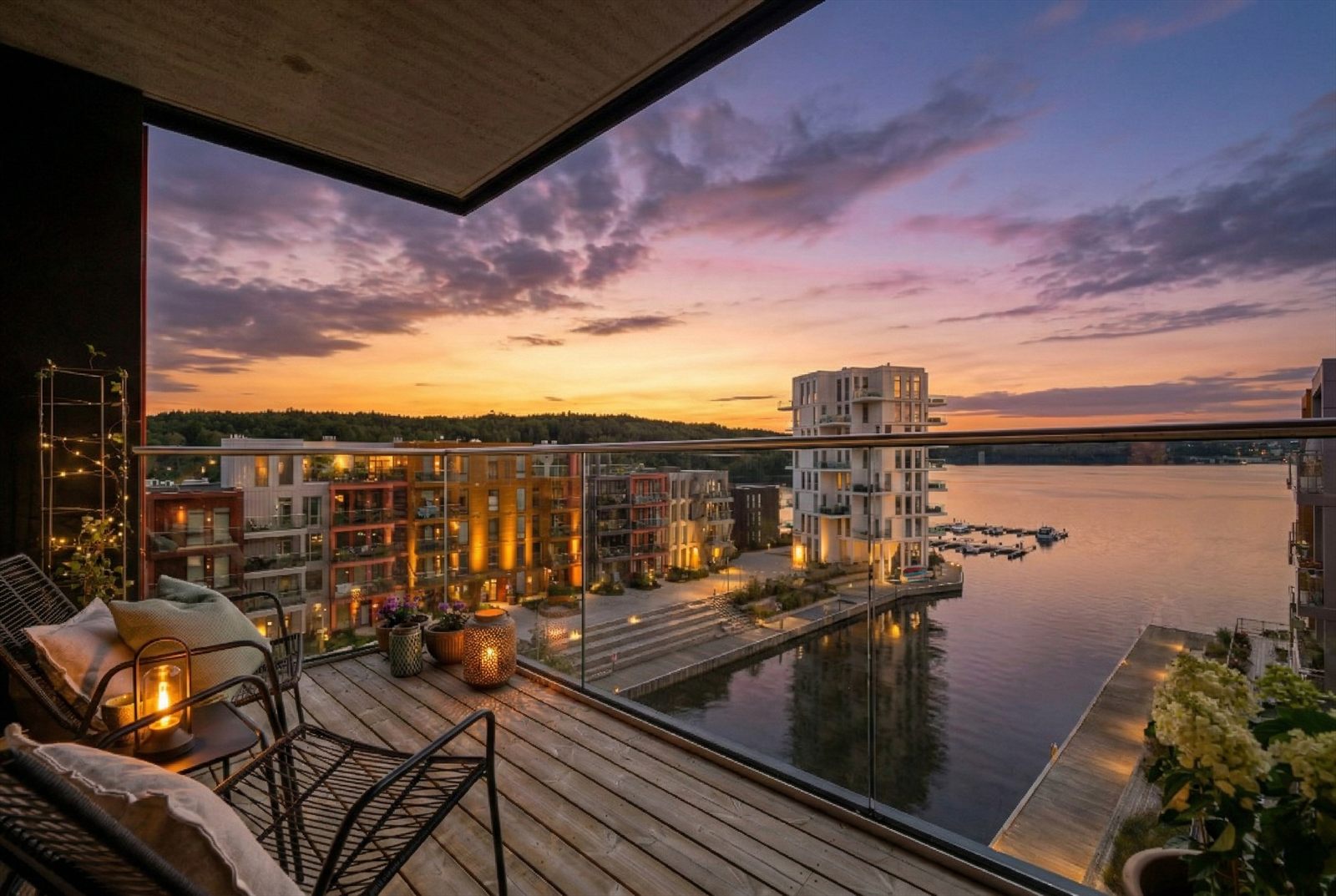 Leiligheten ligger i øverste etasje, er gjennomgående mot vest, med balkong på 2 sider og optimale sol- og utsiktsforhold. Panoramautsikt over Tromøysund og innseilingen til ArendalFotograf: Hallvard Rimereit (AI illustrasjonsfoto kveld) Galleribilde