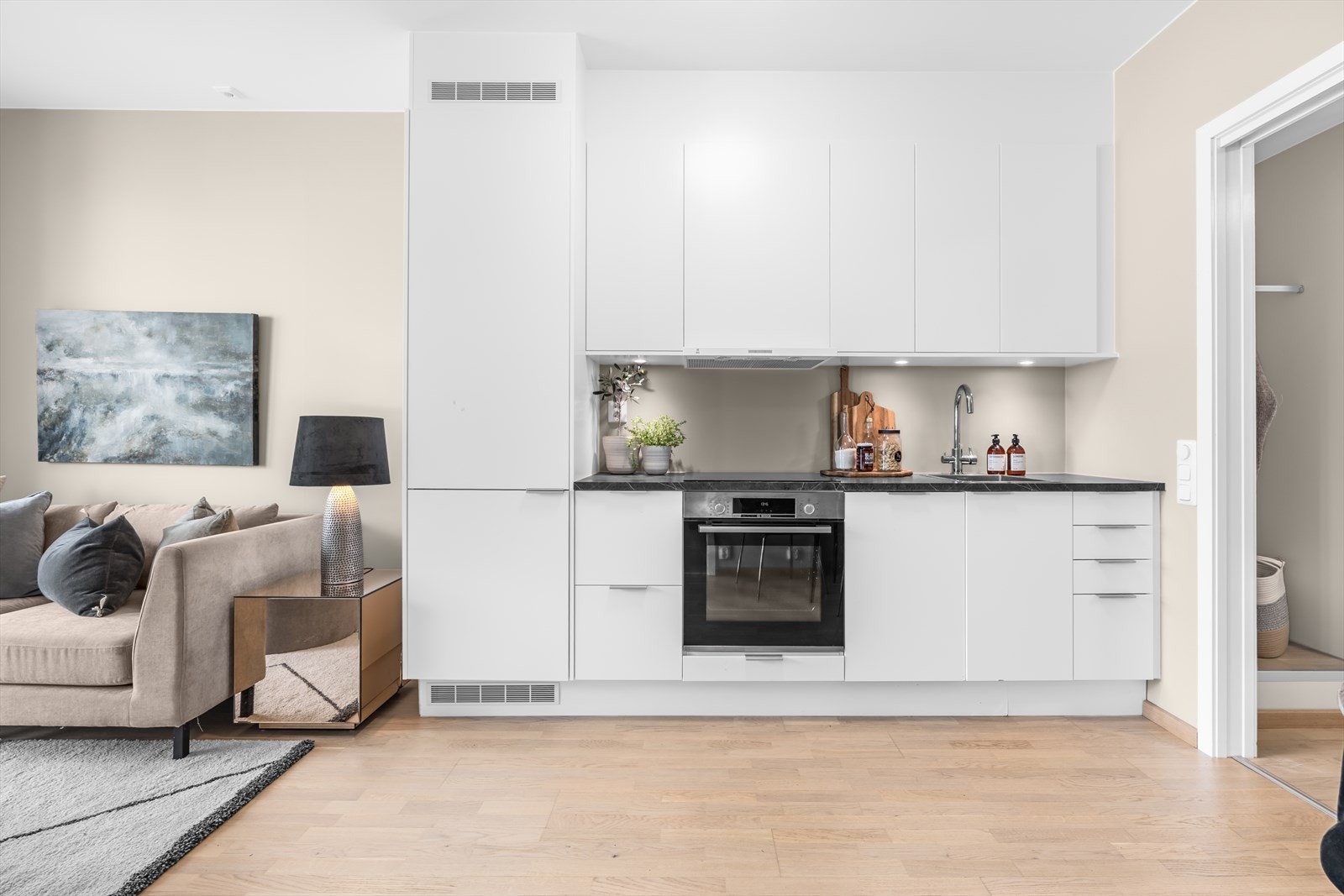 Kjøkkenet fra Norema har et klassisk og pent design med hvite, slette fronter, gode benkeflater og mye oppbevaringsplass i over- og underskap. Galleribilde