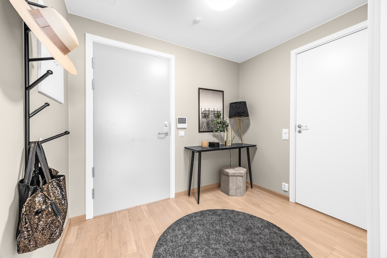 Velkommen inn i entre med plass til å henge fra seg yttertøy og sette fra seg sko. Galleribilde