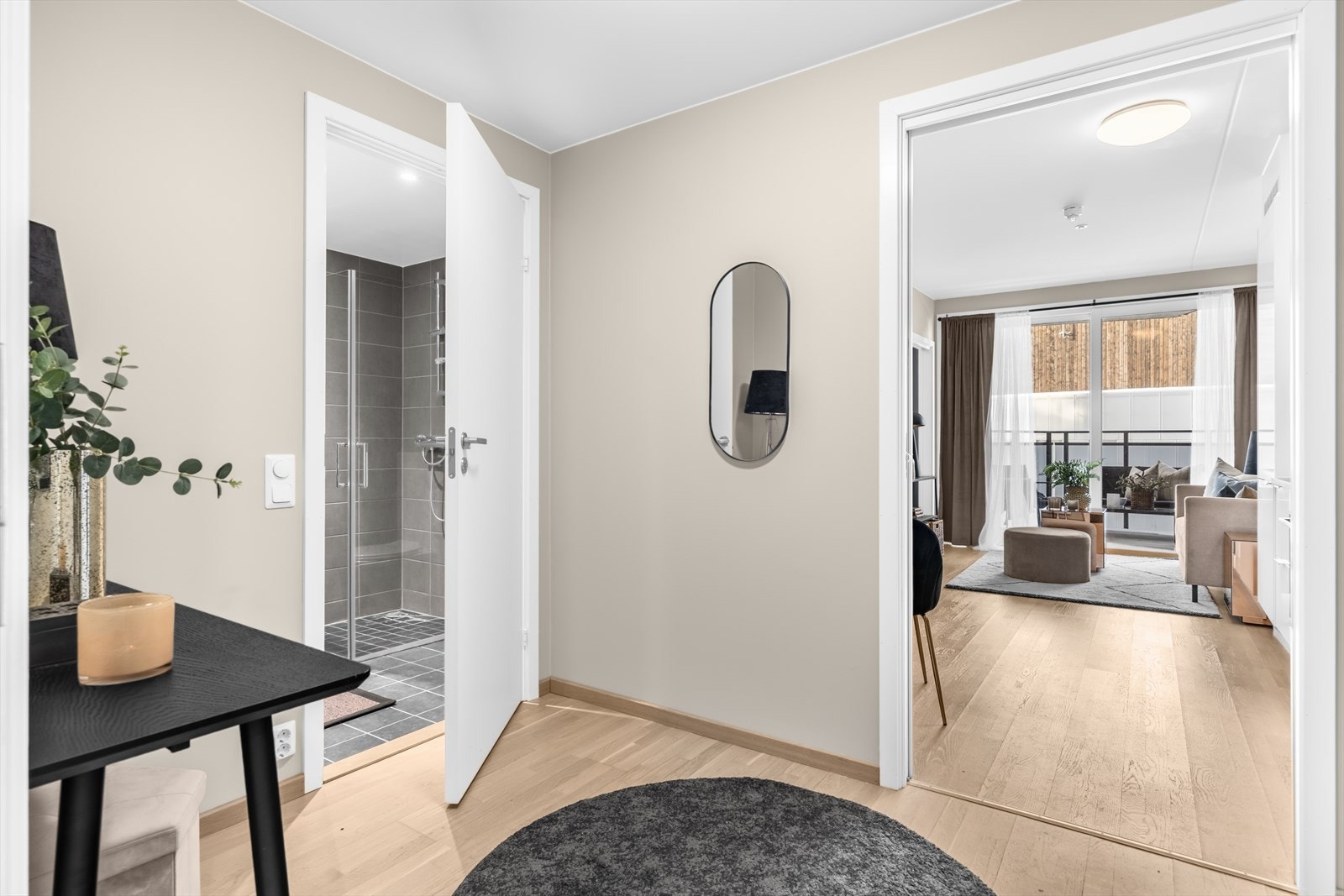 Vannbåren sentralfyring og balansert ventilasjonsanlegg skaper en behagelig atmosfære i boligen. Galleribilde