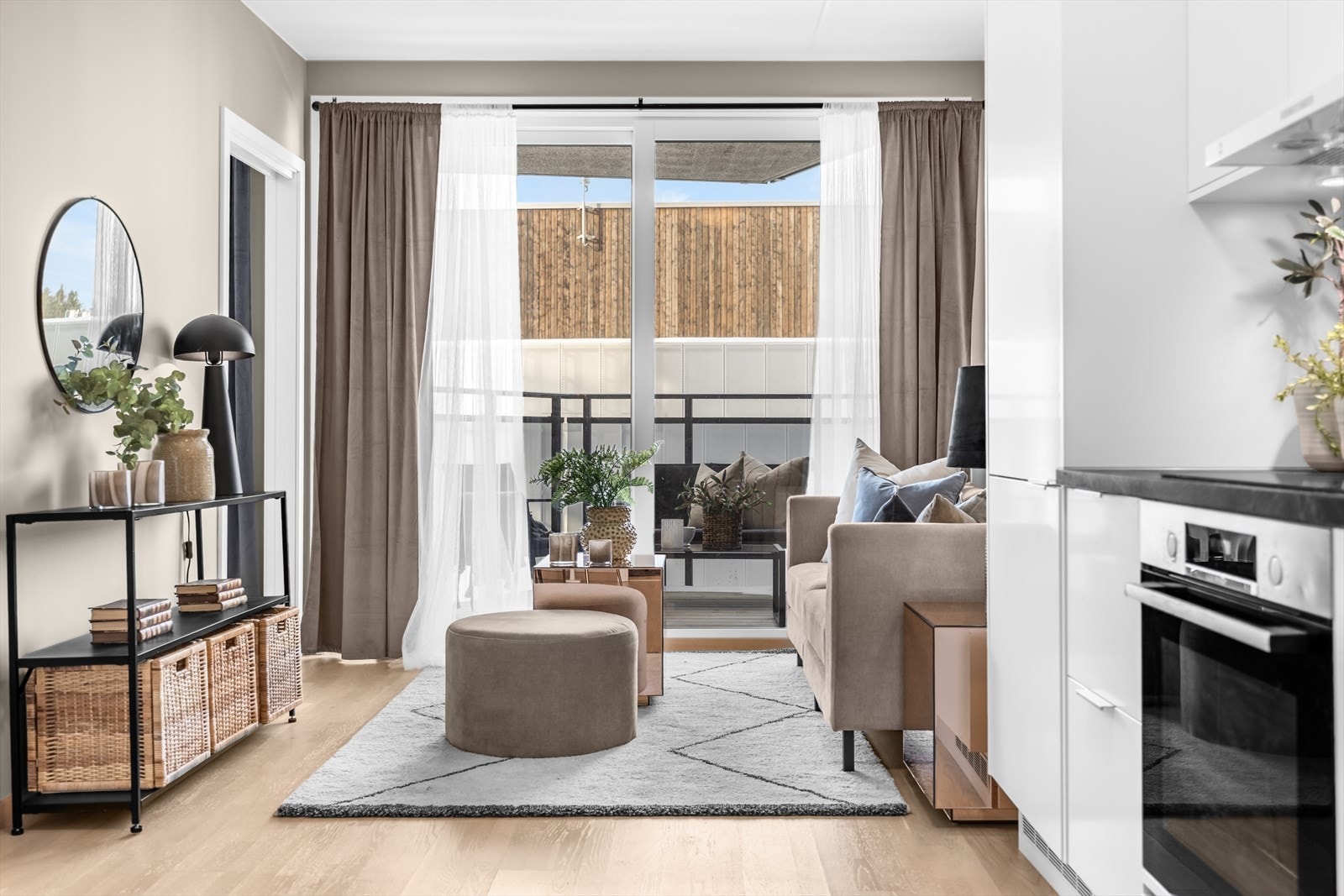 Lys og trivelig stue med store, gode vindusflater som gir deg rikelig med dagslys. Den åpne løsningen mellom stue og kjøkken, gir en god romfølelse og økt møbleringsmulighet. Galleribilde
