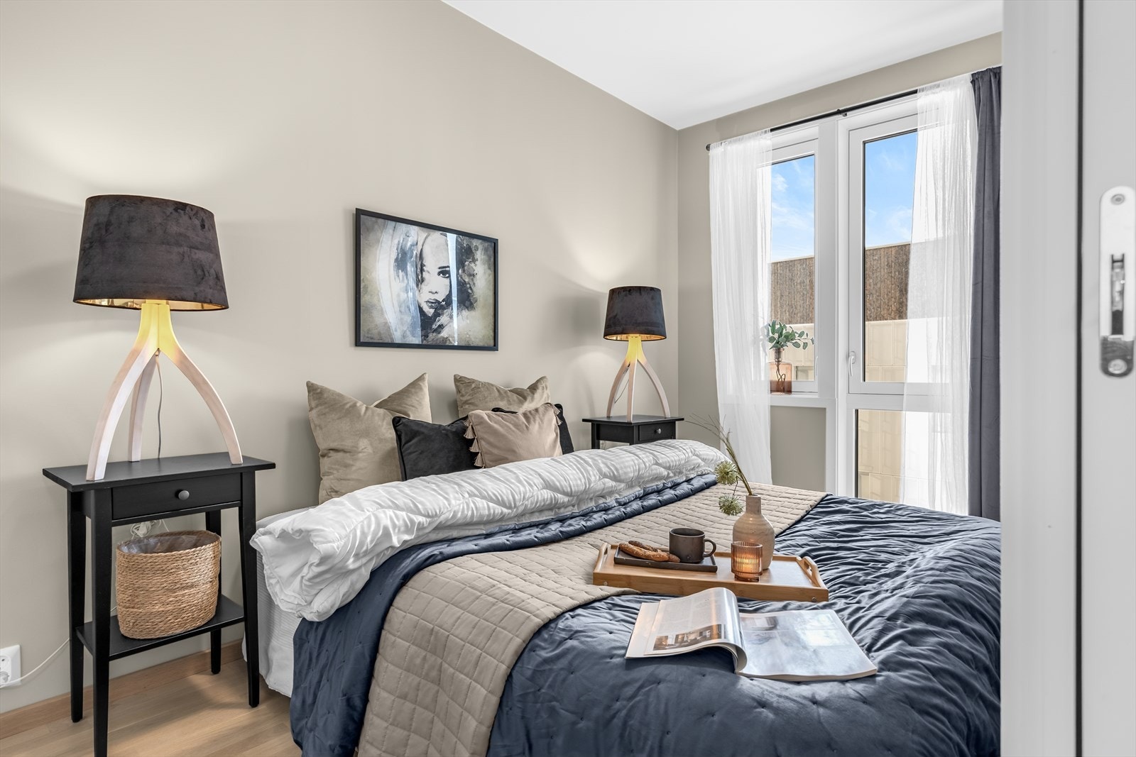 Plassbesparende skyvedører mellom rommene. Galleribilde