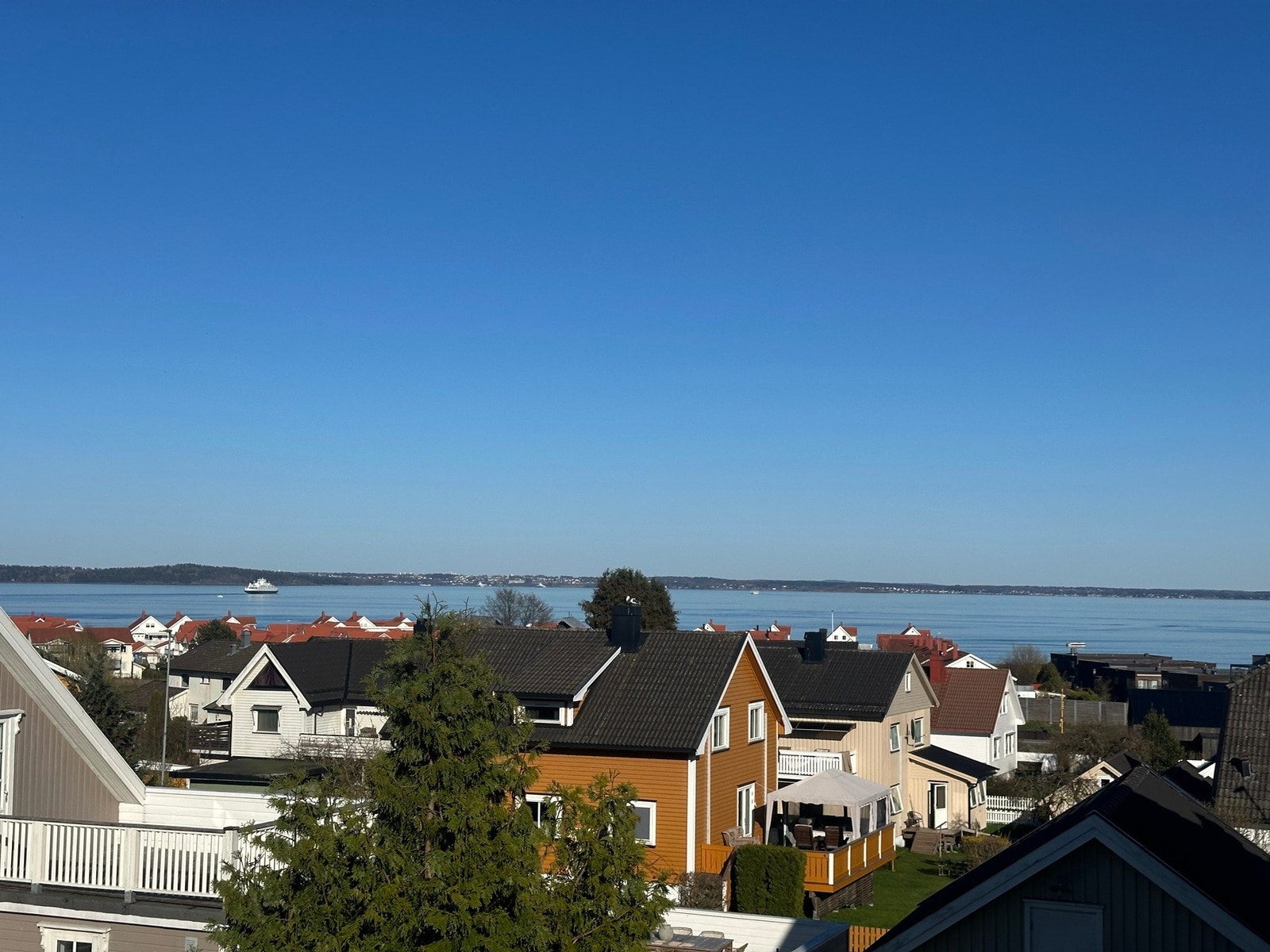 Flott utsikt fra loftstuen og balkongen i loftetasjen. Galleribilde