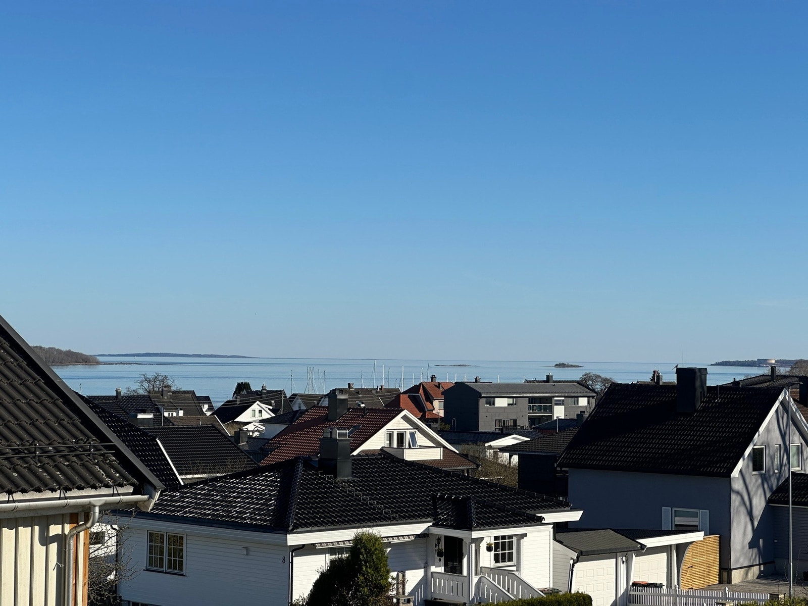 Her ser vi deler av Bastøya og mot Slagentangen. Galleribilde