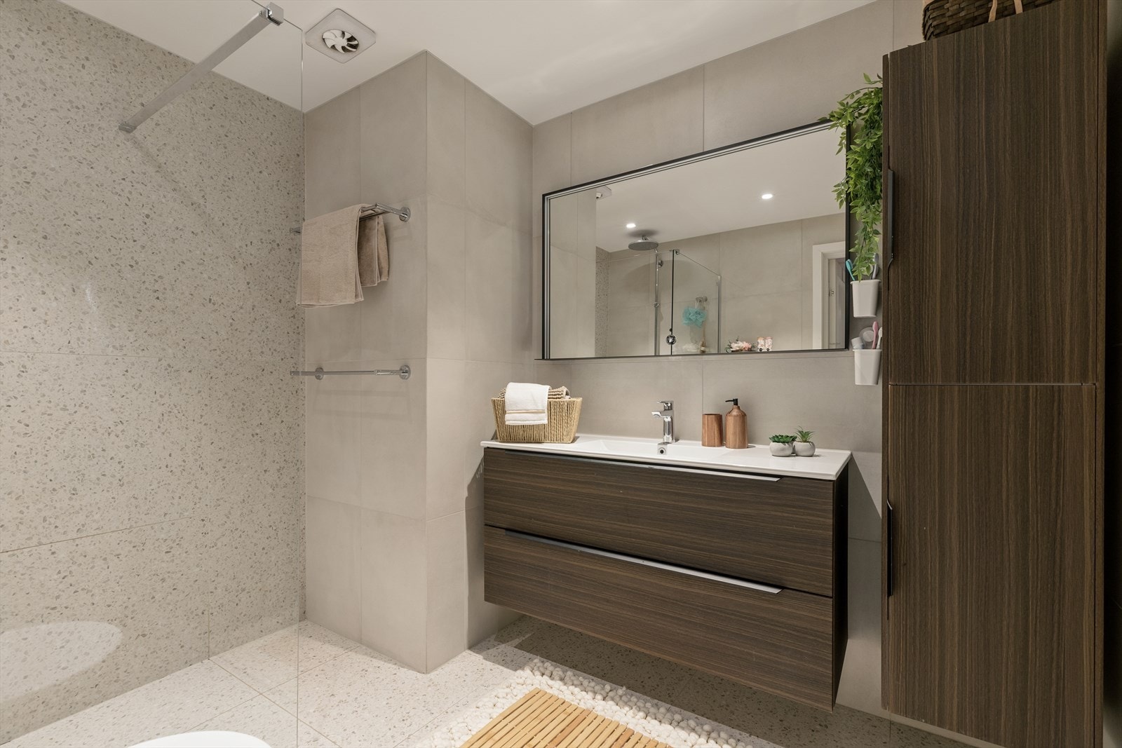 Badet i hovedetasjen ble bygget nytt i 2022 med flislagte overflater og downlights i taket. Galleribilde