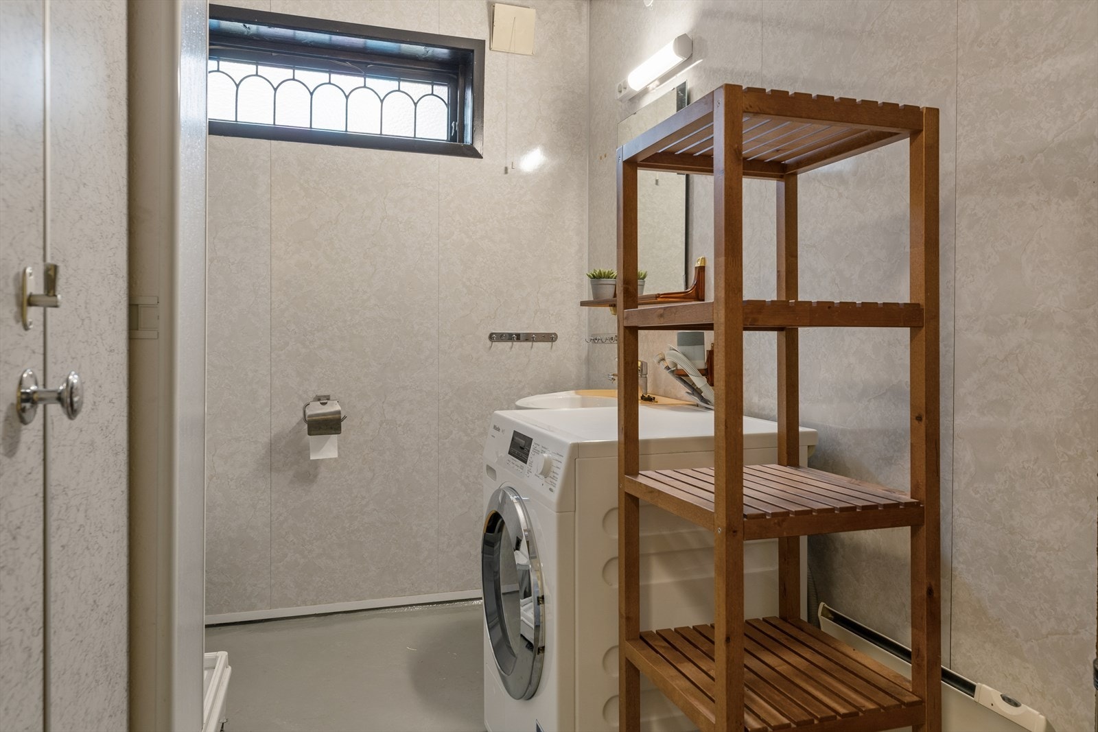 Badet i underetasjens hoveddel er av eldre dato og har opplegg for vaskemaskin. Galleribilde