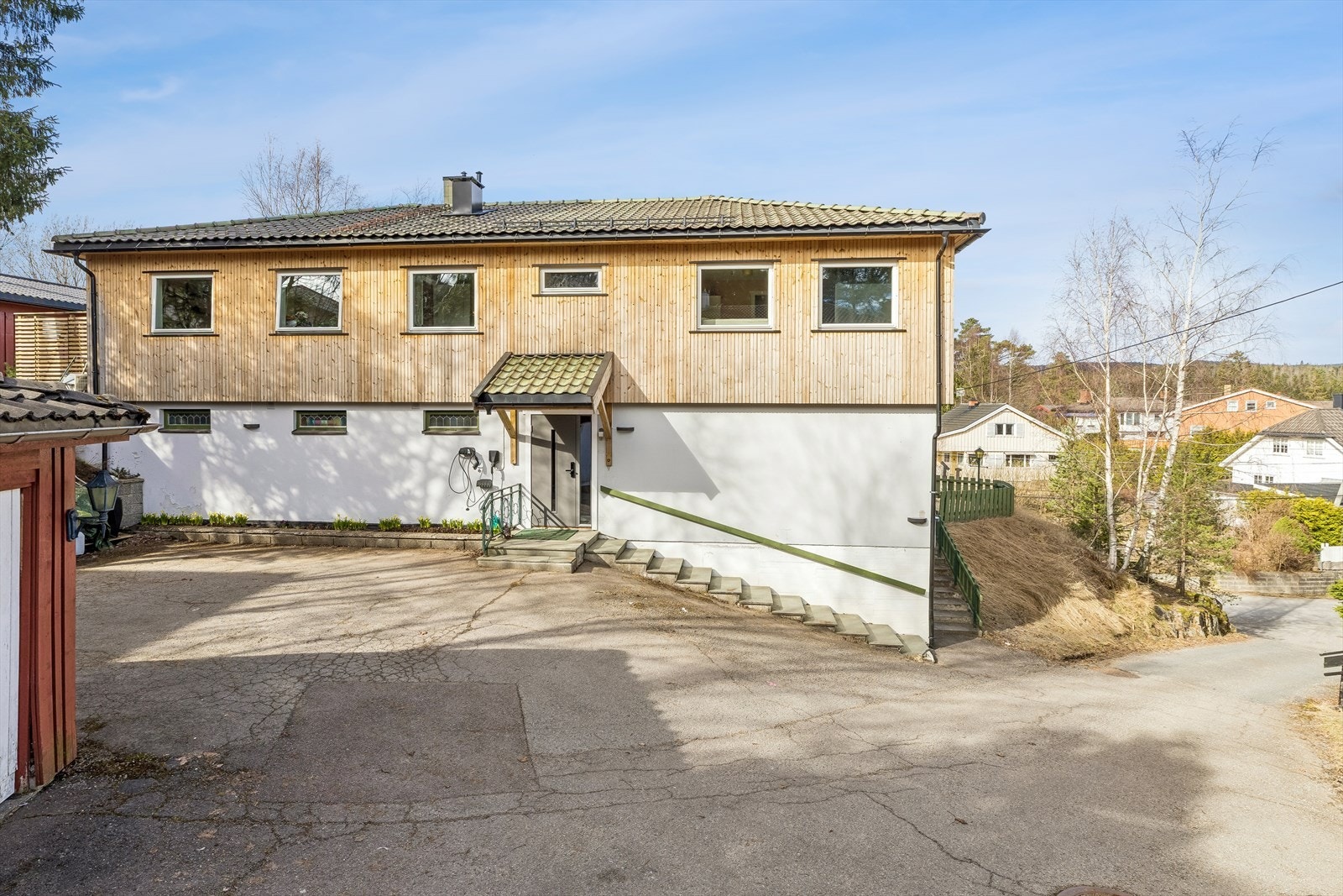 Boligen disponerer flere nye oppstillingsplasser både ved veien og rett utenfor eiendom. Galleribilde