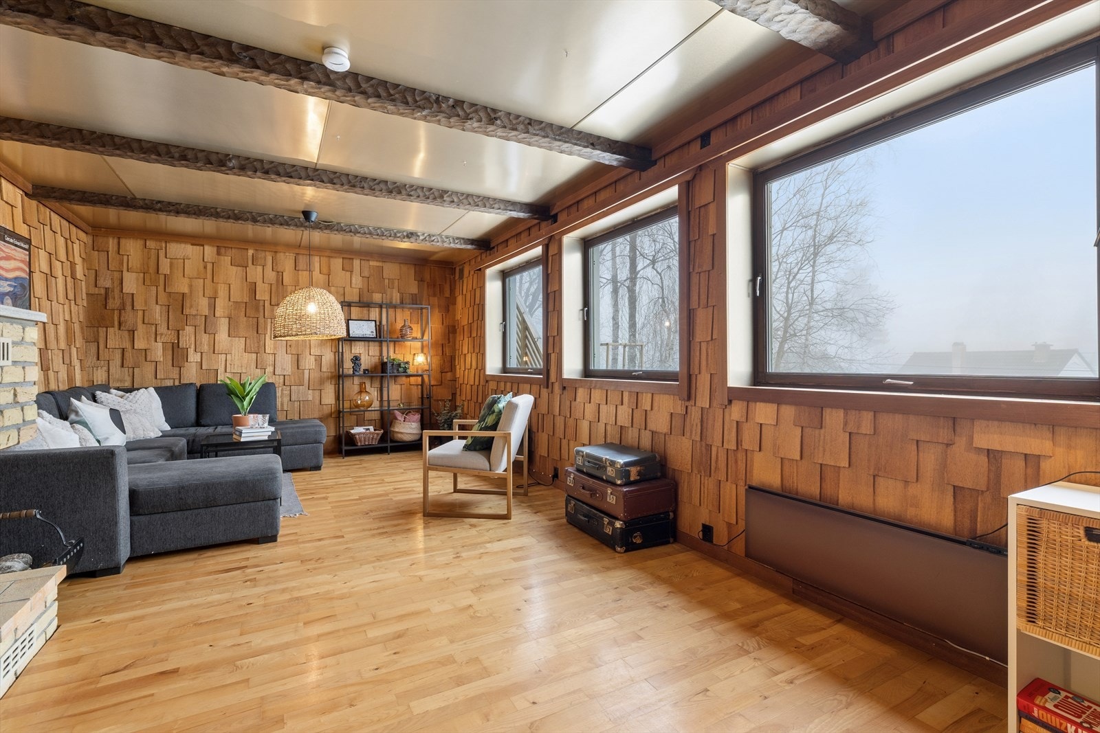 Stor kjellerstue med store vindusflater som slipper inn godt med naturlig lys. Galleribilde