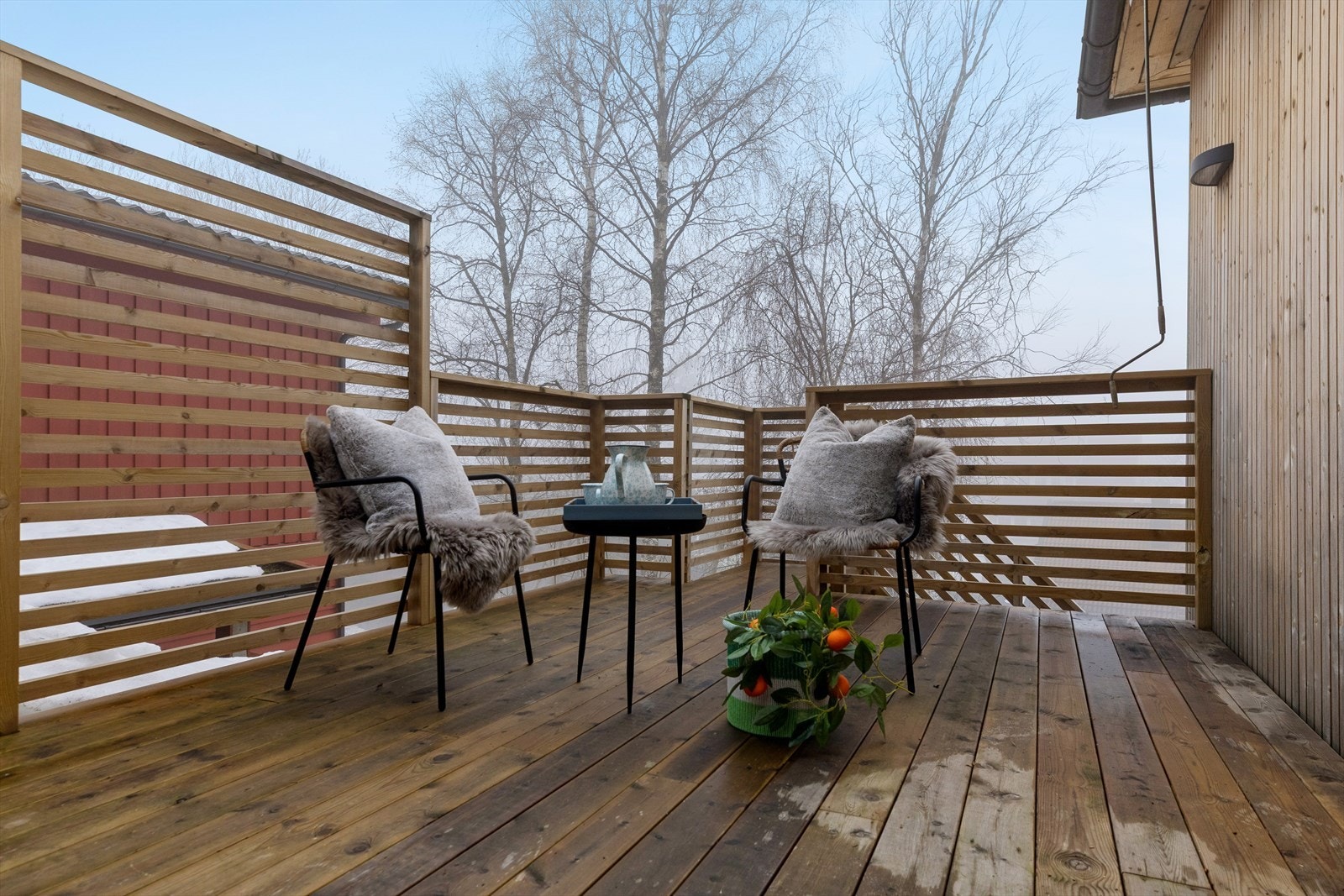Her er det god plass til en romslig sittegruppe og grill. Galleribilde