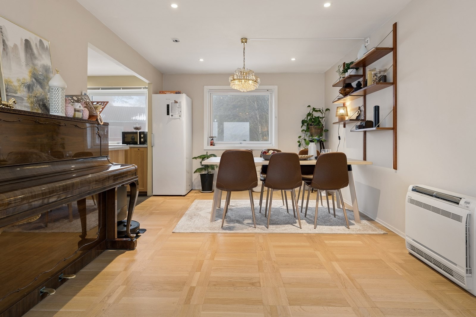 Stor spisestue med god plass til spisebord for hele familien. Galleribilde