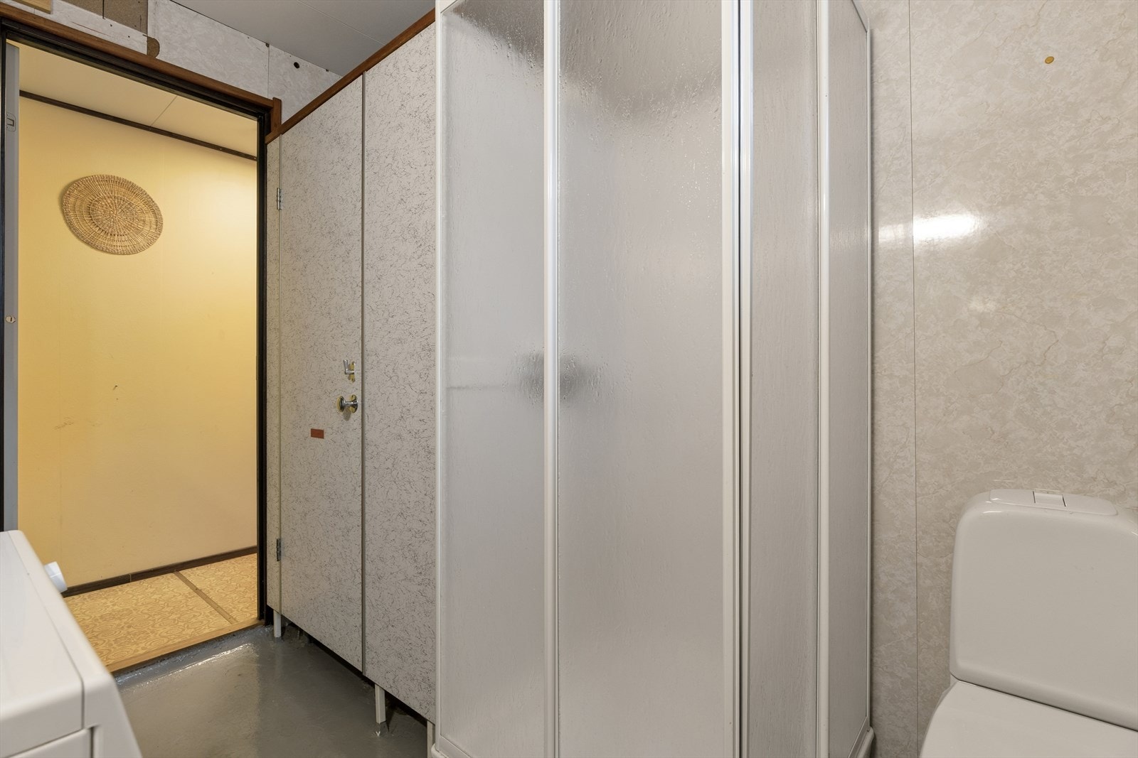 Badet er utstyrt med toalett og dusjkabinett. Galleribilde