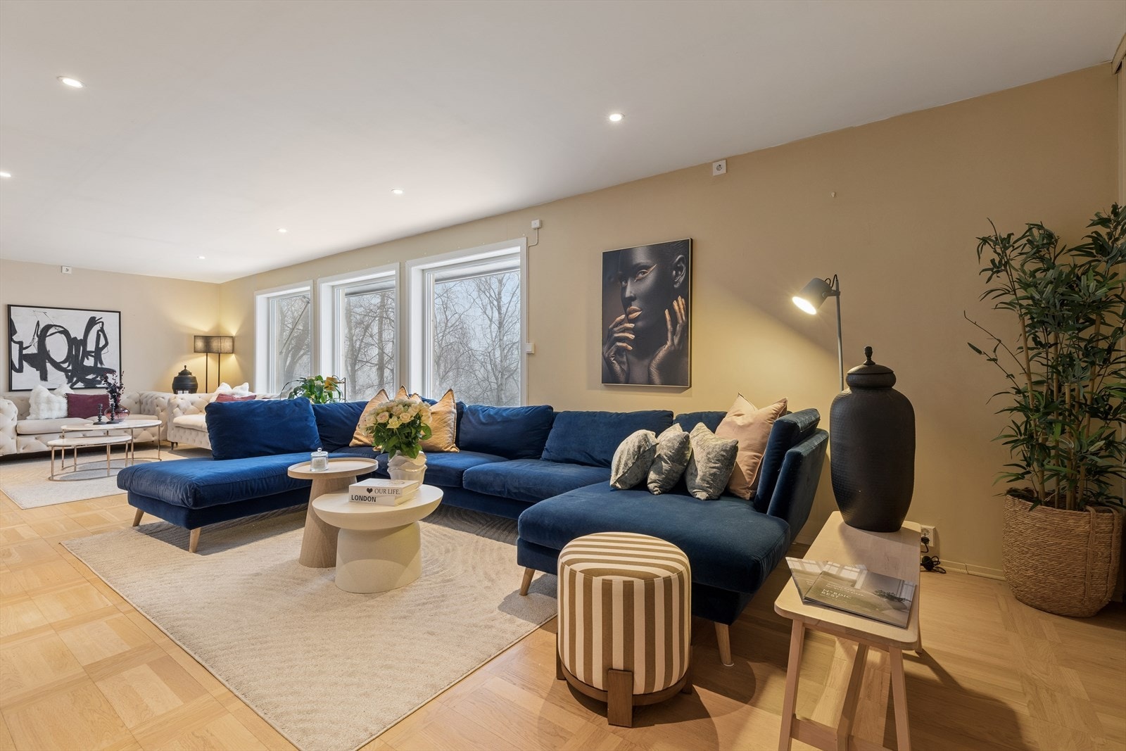 1. etasje er betydelig oppusset og har en gjennomgående høy standard med lekre farge- og materialvalg, noe som gir et moderne uttrykk. Galleribilde