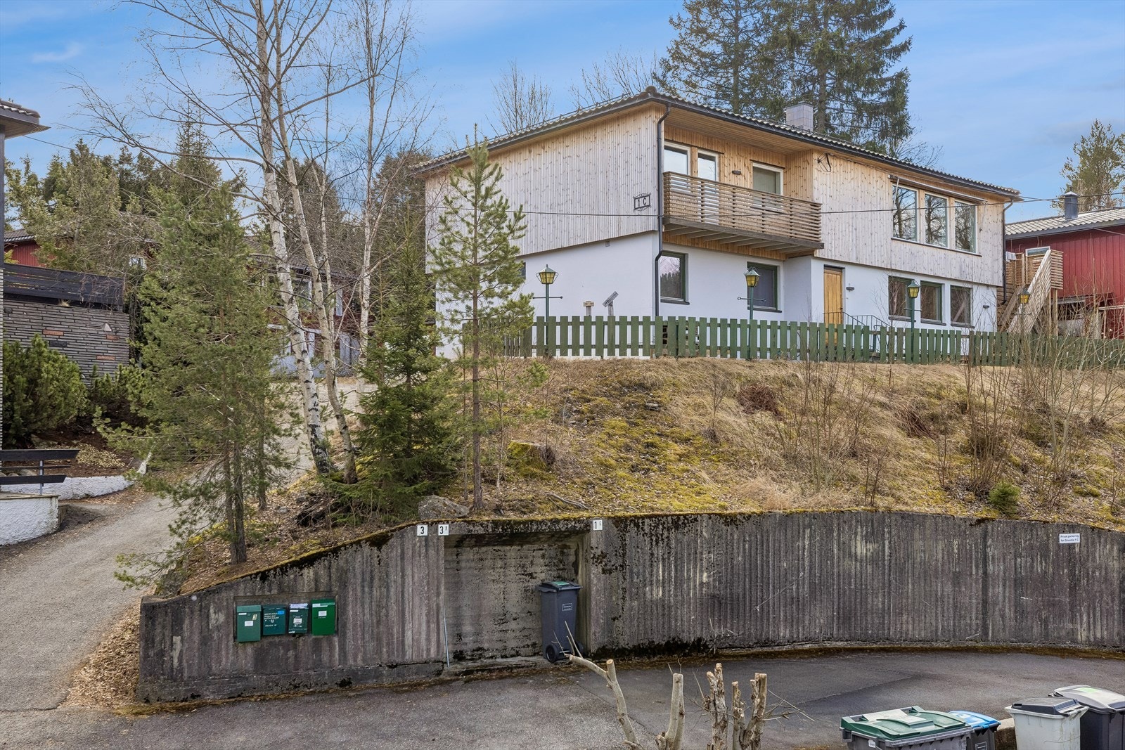 Boligen er betydelig oppusset de senere årene, med blant annet etterisolering og ny kledning, oppgradert elektrisk anlegg og rør, nytt kjøkken og bad. Galleribilde