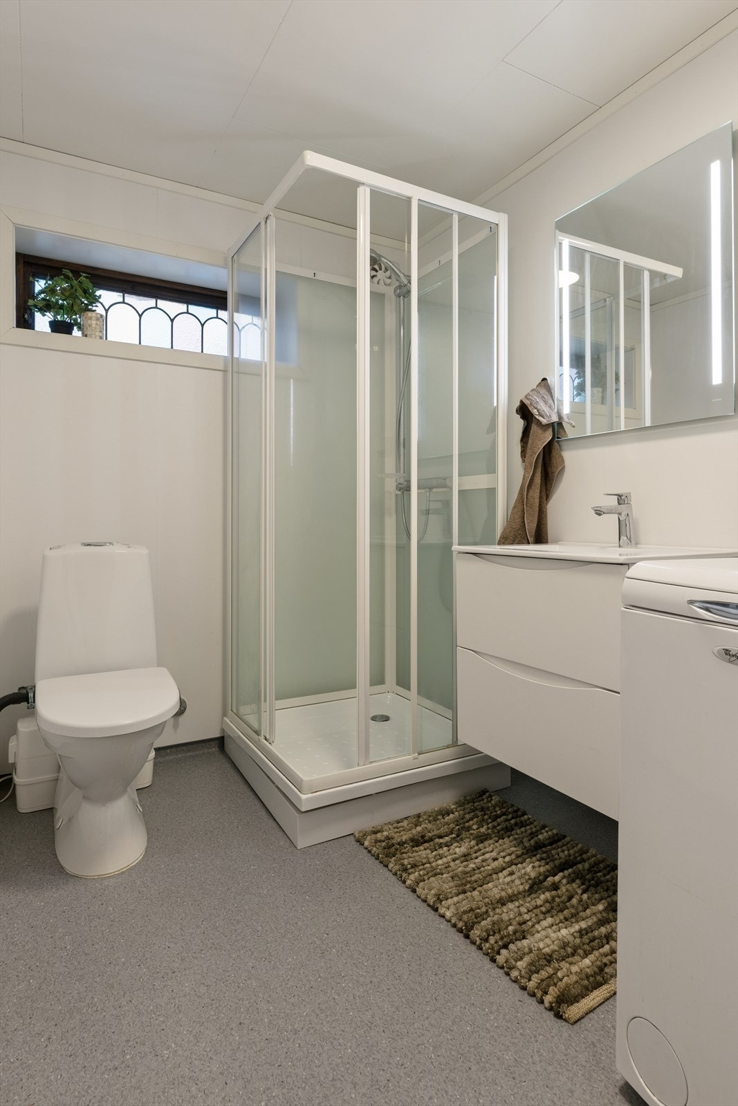 Badet ble bygget nytt i 2022 og har dusjkabinett, toalett med kvernpumpe og opplegg for vaskemaskin. Badet er ikke godkjent, se pkt. "ferdigattest". Galleribilde