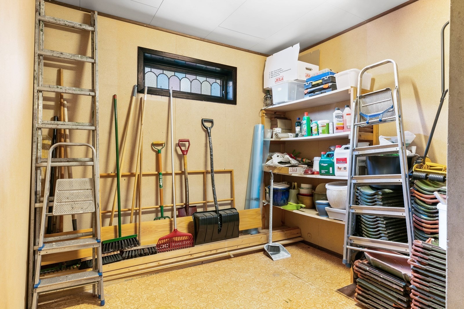 Underetasjen byr på rikelig med lagringsplass i to separate boder. Galleribilde