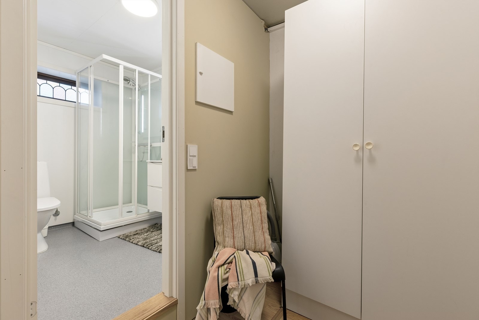Det er bygget et bad og en gang i rom godkjent som bod (tilleggsdel). Dette er ikke omsøkt. Galleribilde