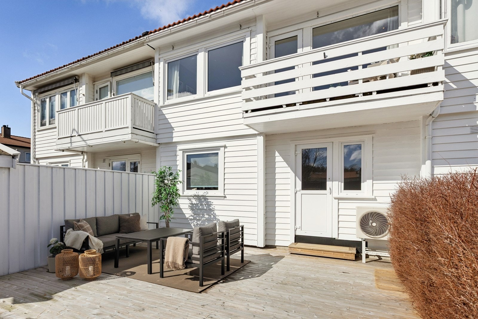 Boligen byr på solrik veranda og terrasse. Galleribilde