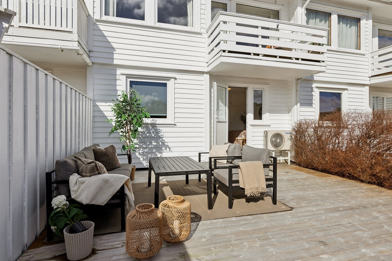 Stor og solrik terrasse med rikelig av plass for utemøblement, grill og annet en måtte ønske. Galleribilde