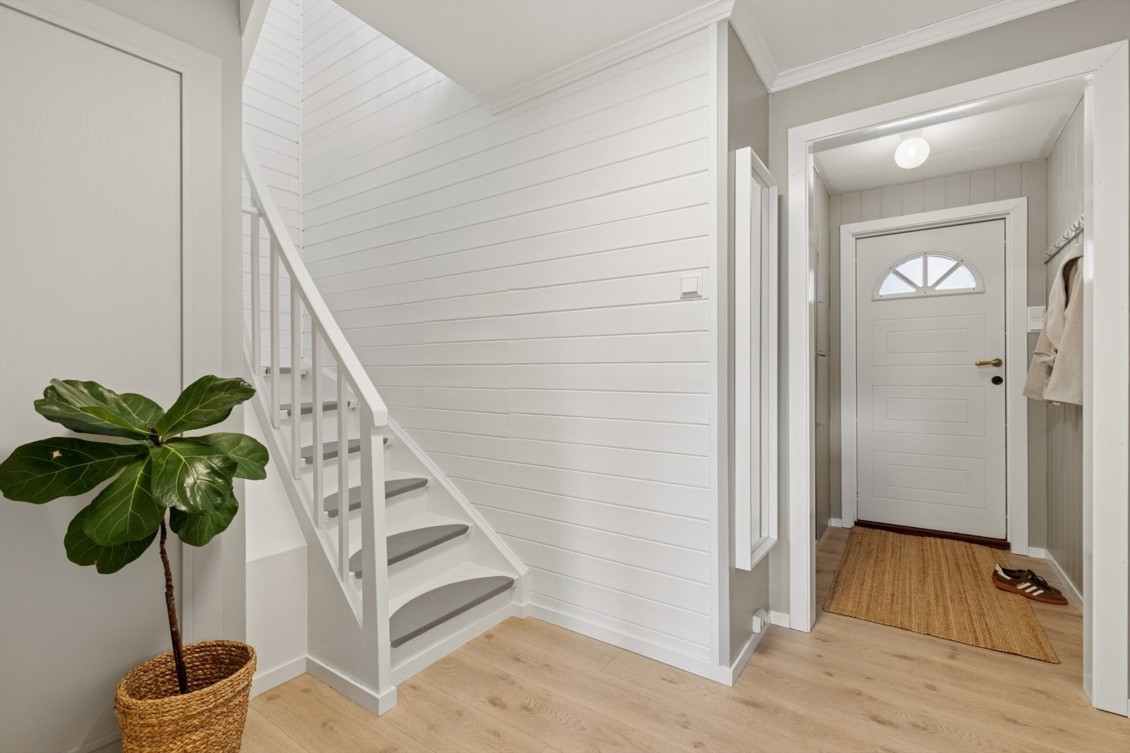 Lys og hyggelig entré/gang med plass for enkle garderobe- og opphengsløsninger. Galleribilde
