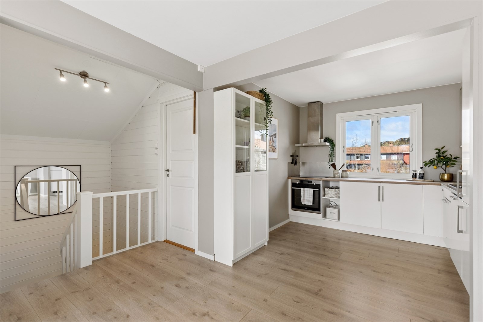 Kjøkkenet er i en åpen og luftig løsning mot stue/spisestue. Galleribilde