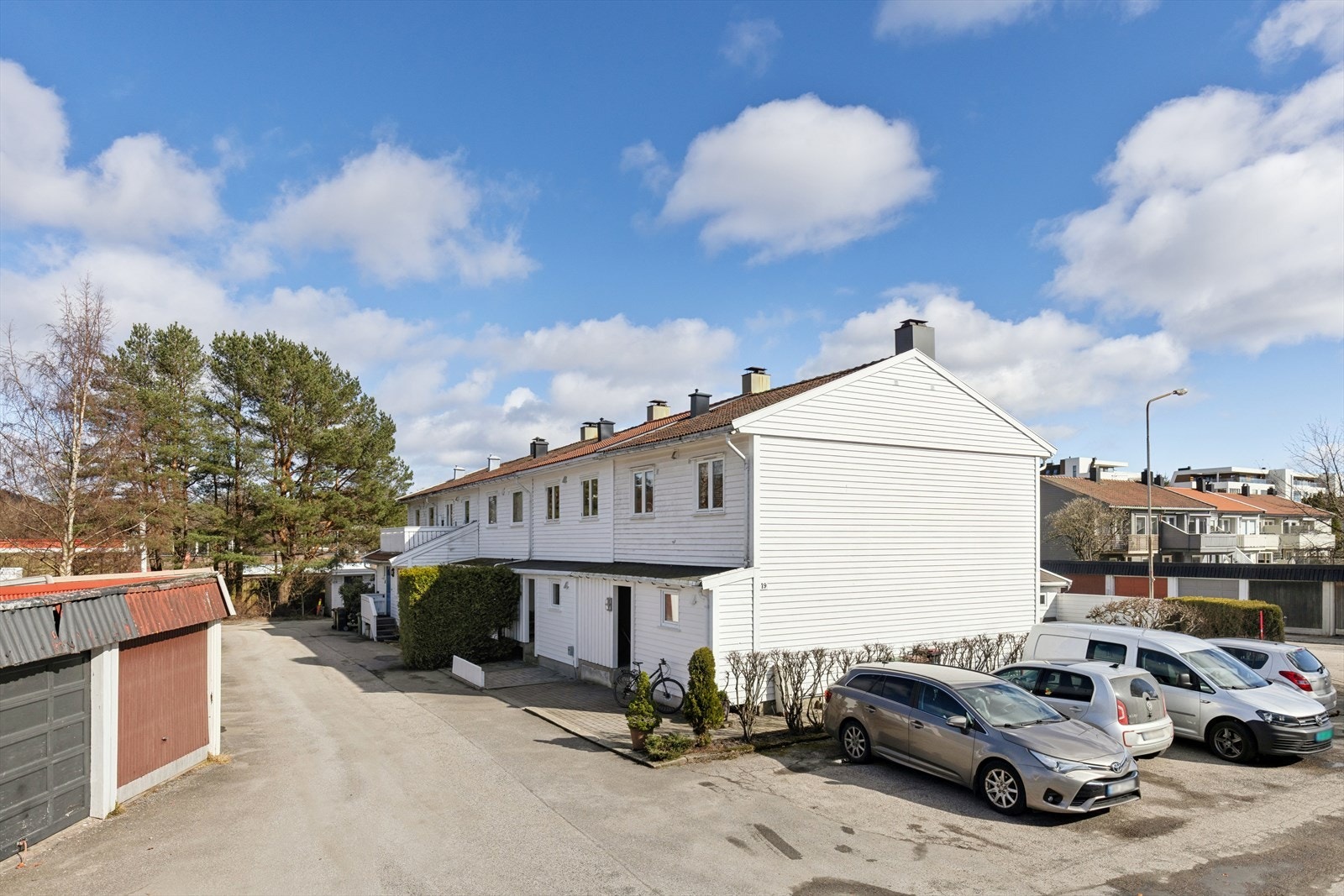 Flott rekkehus over to plan med attraktiv og barnevennlig beliggenhet. Galleribilde