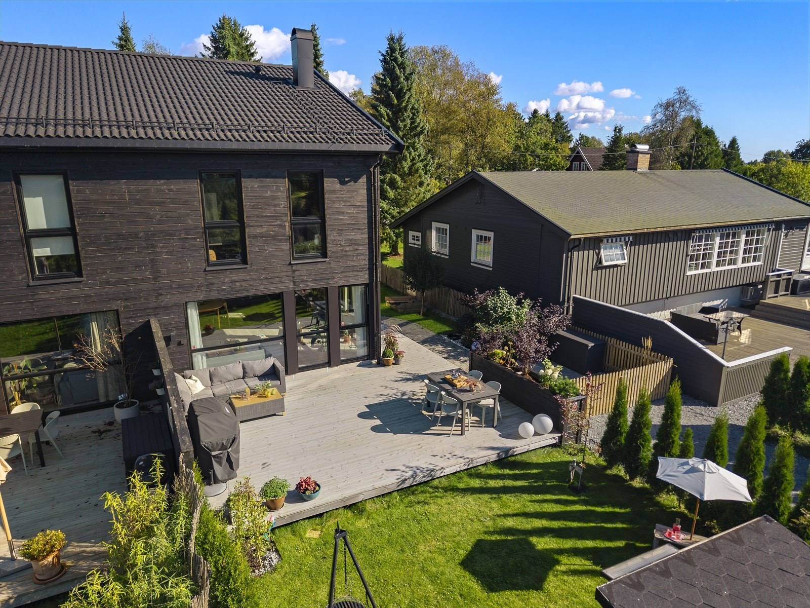 Stor, solrik og inngjerdet hage - perfekt for barnefamilier. Galleribilde