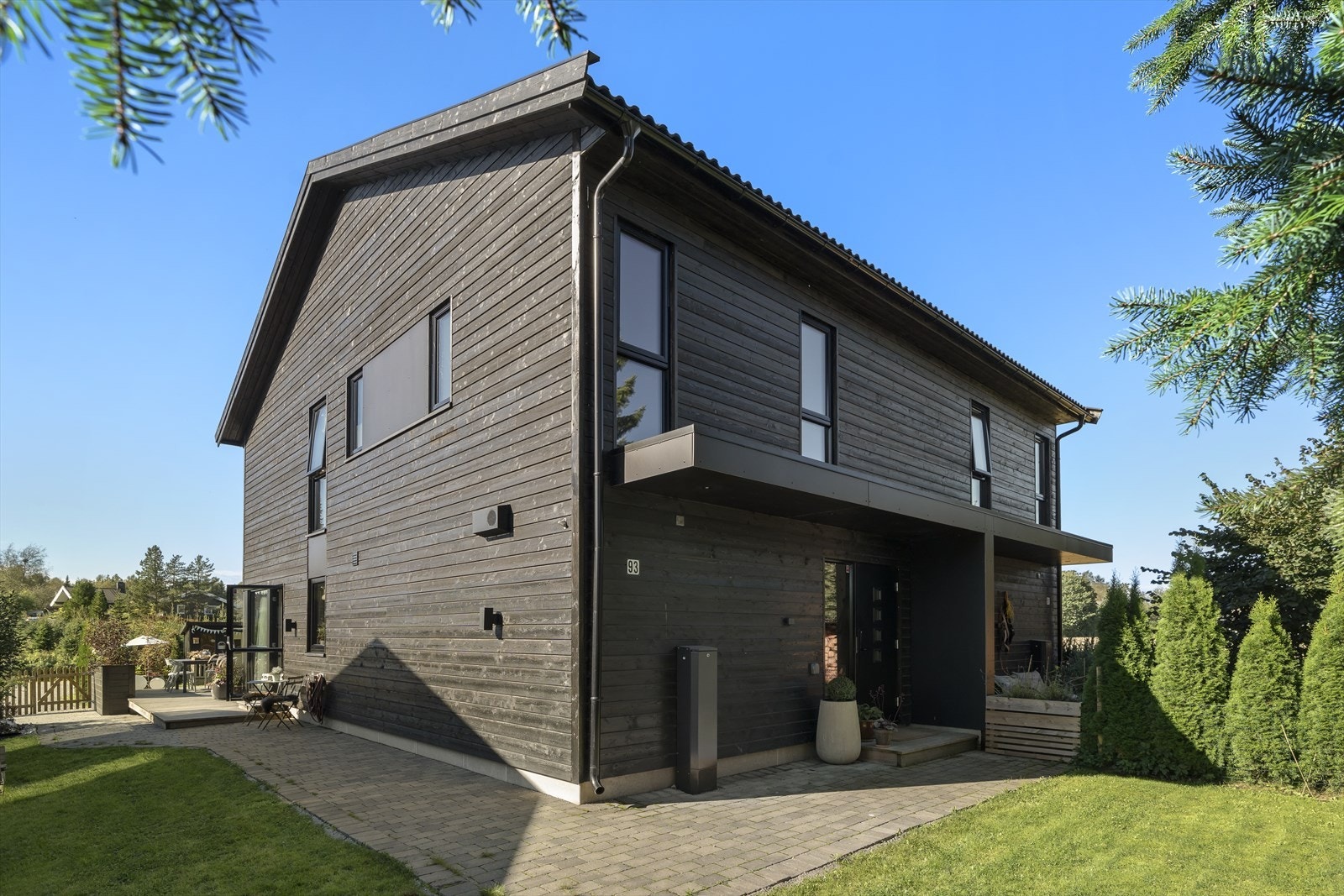 Pent steinlagt inngangsparti med delvis takoverbygg på ca. 10 kvm, vendt mot syd/øst, med tilgang fra entrè. Galleribilde