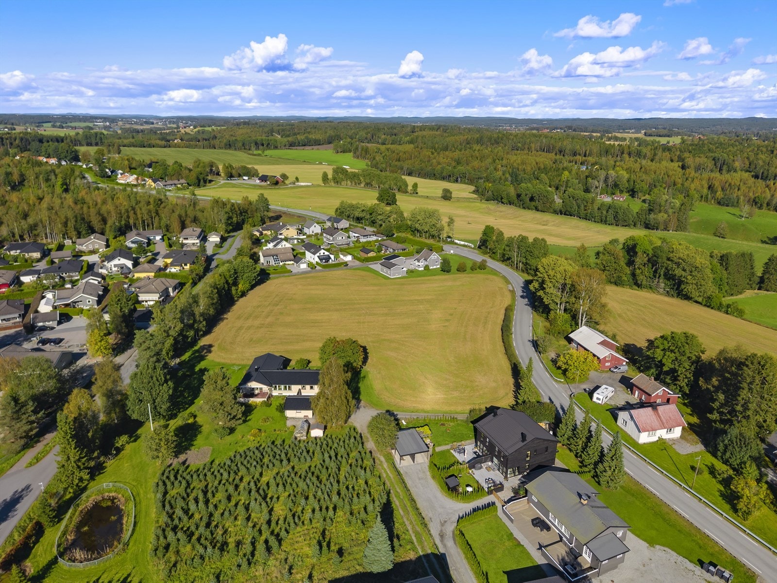 Boligen har en flott plassering i landlige omgivelser. Her får du gleden av umiddelbar nærhet til vakre tur- og rekreasjonsområder, så vel som kort vei til barnehage, skole og sentrum. Galleribilde