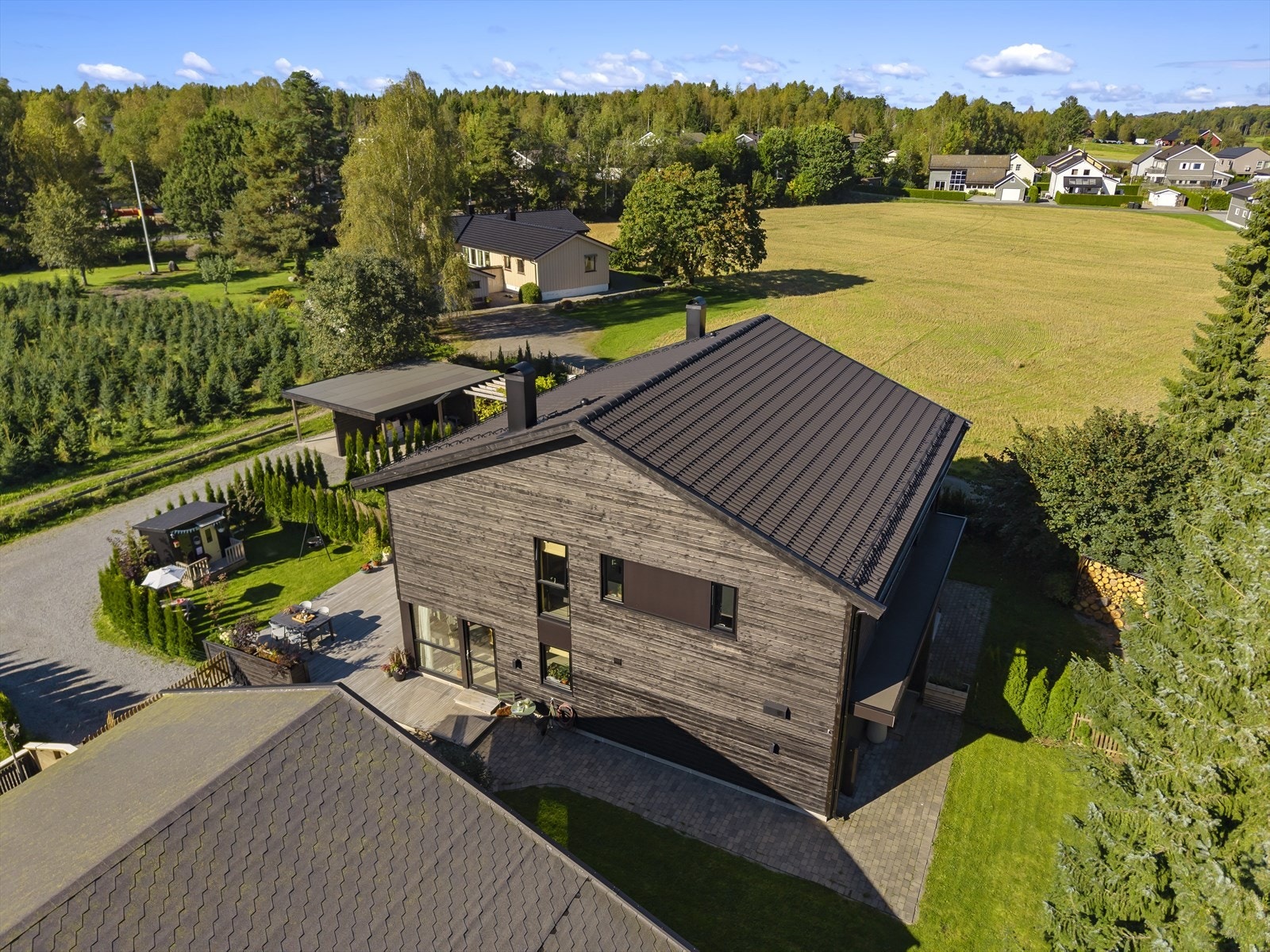 Skjermet uteområde med åpen og luftig beliggenhet mot jordbruks- og friarealer. Galleribilde