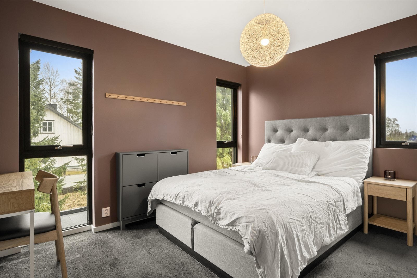 Hovedsoverommet har god plass til dobbeltseng og eget walk-in closet. Galleribilde