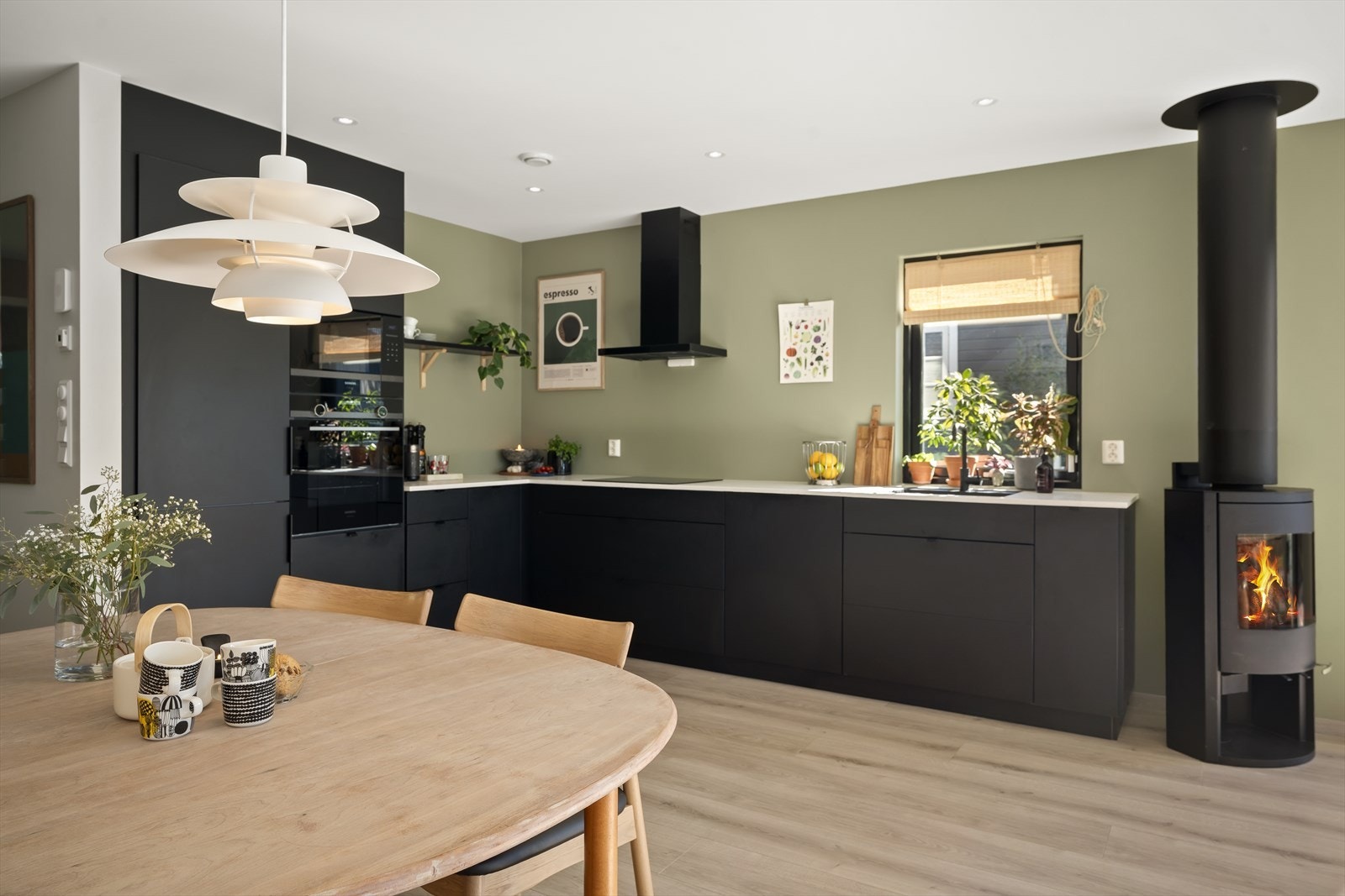Kjøkkenet har rikelig med oppbevaringsplass og er utstyrt med integrert kombiskap (kjøl/frys), oppvaskmaskin, stekeovn, micro og platetopp. Galleribilde