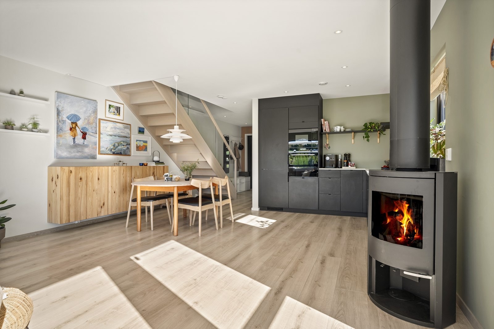 Det er installert en flott peis som varmer godt på kaldere dager og bidrar ellers med hygge når den er i bruk. Galleribilde