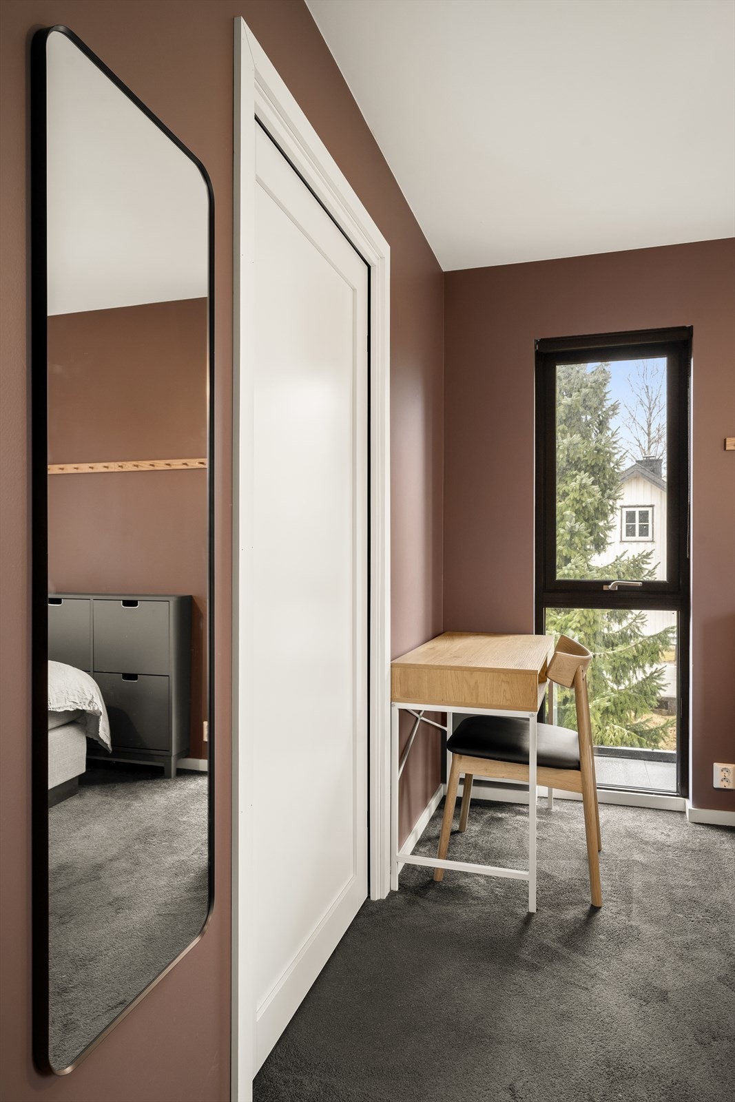 Godt med oppbevaringsplass i eget alk-in closet i tilknytning til hovedsoverommet. Galleribilde