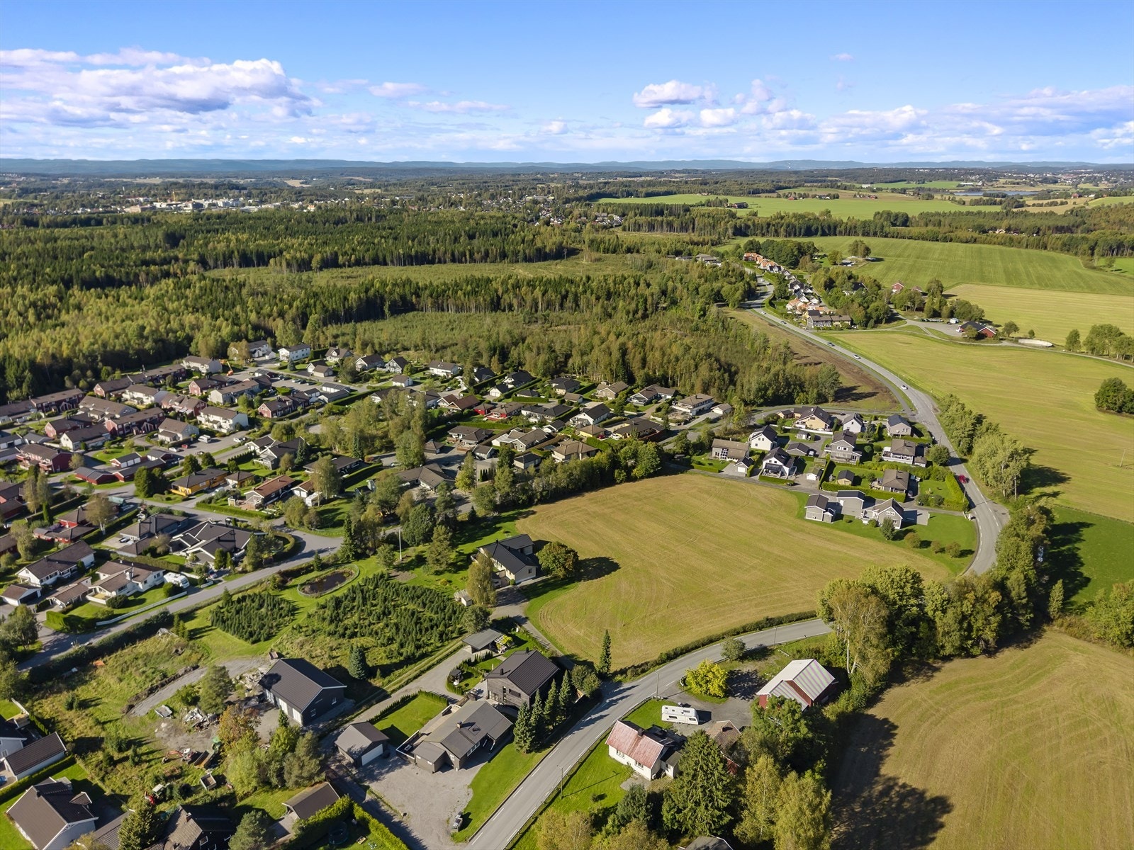 Beliggenheten er i tillegg svært pendlervennelig med Follobanen, hvor toget tar deg fra Ås stasjon til Oslo S på ca 17 minutter. Galleribilde