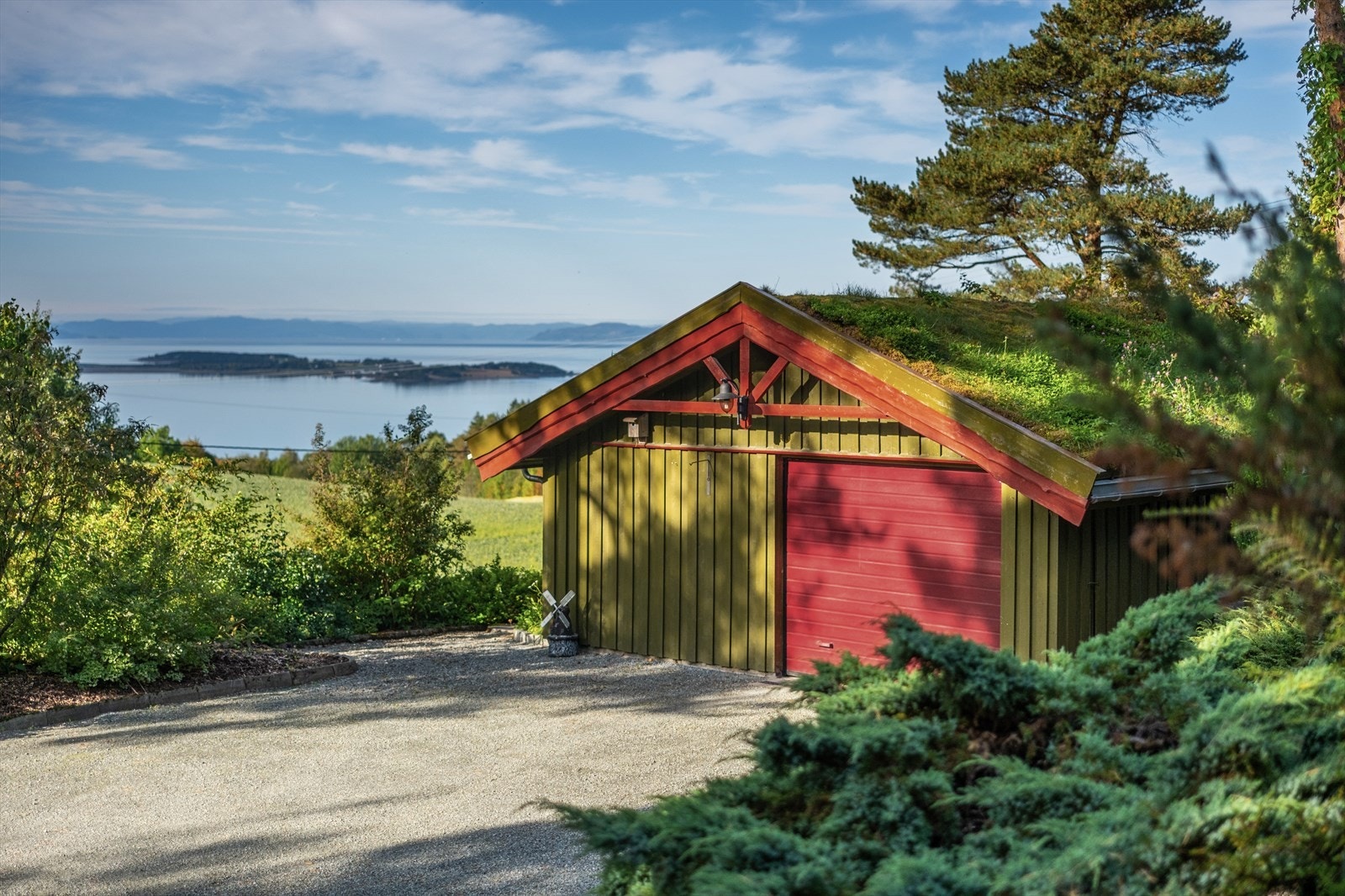 Frittstpende enkelgarasje med god plass til både bil, hageredskaper og diverse verktøy/utstyr Galleribilde