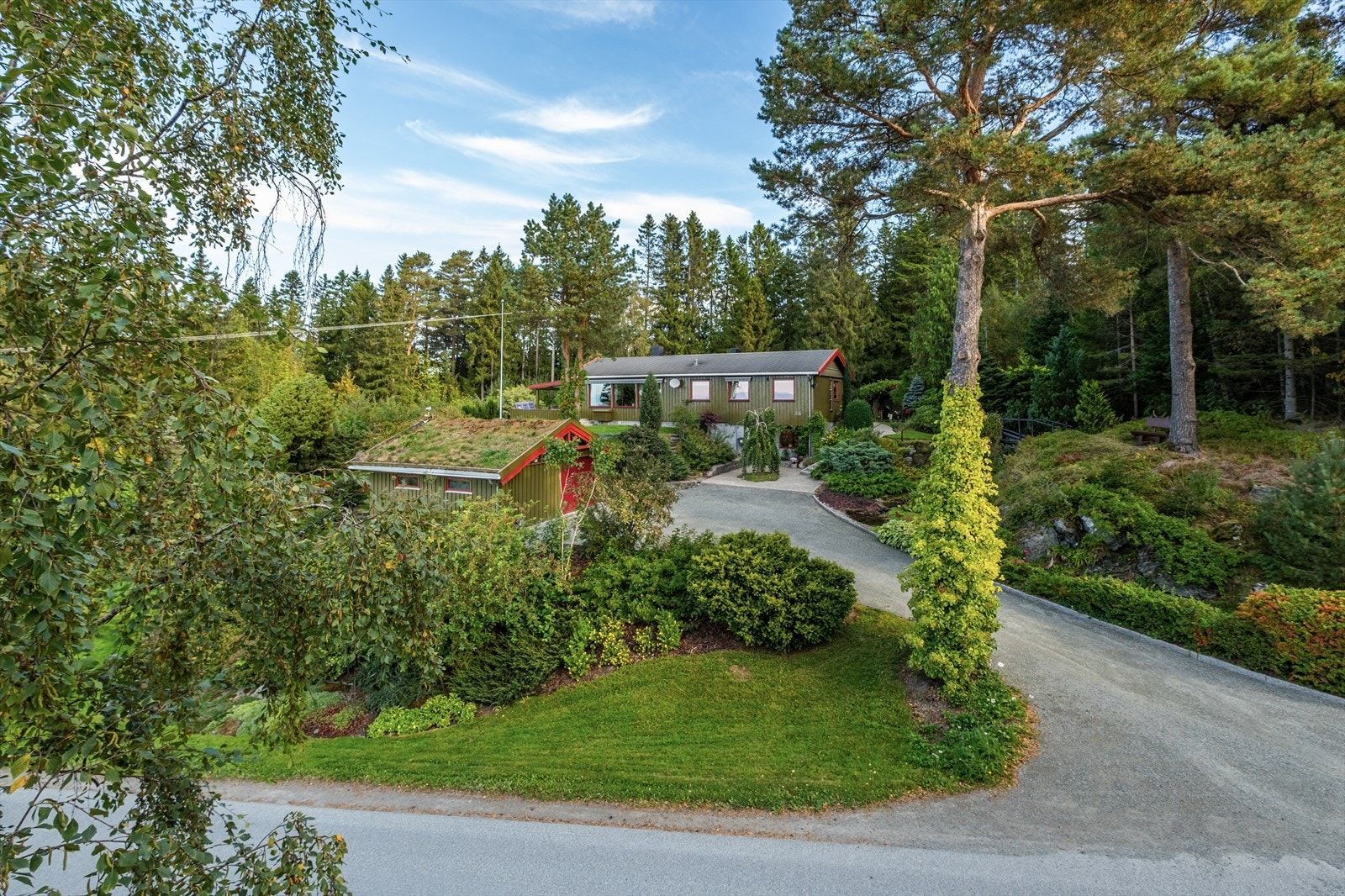 Eiendommen har en skjermet beliggenhet med flott utsikt. Stor tomt med en hage som er møysommelig opparbeidet over mange år. Galleribilde